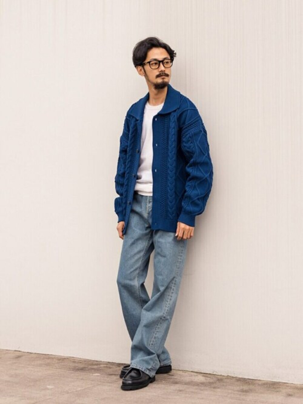 ブルー系のカーディガン/ボレロ、ホワイト系のニット/セーター、ブルー系のデニムパンツを着用したメンズの冬コーディネートの1枚目の写真
