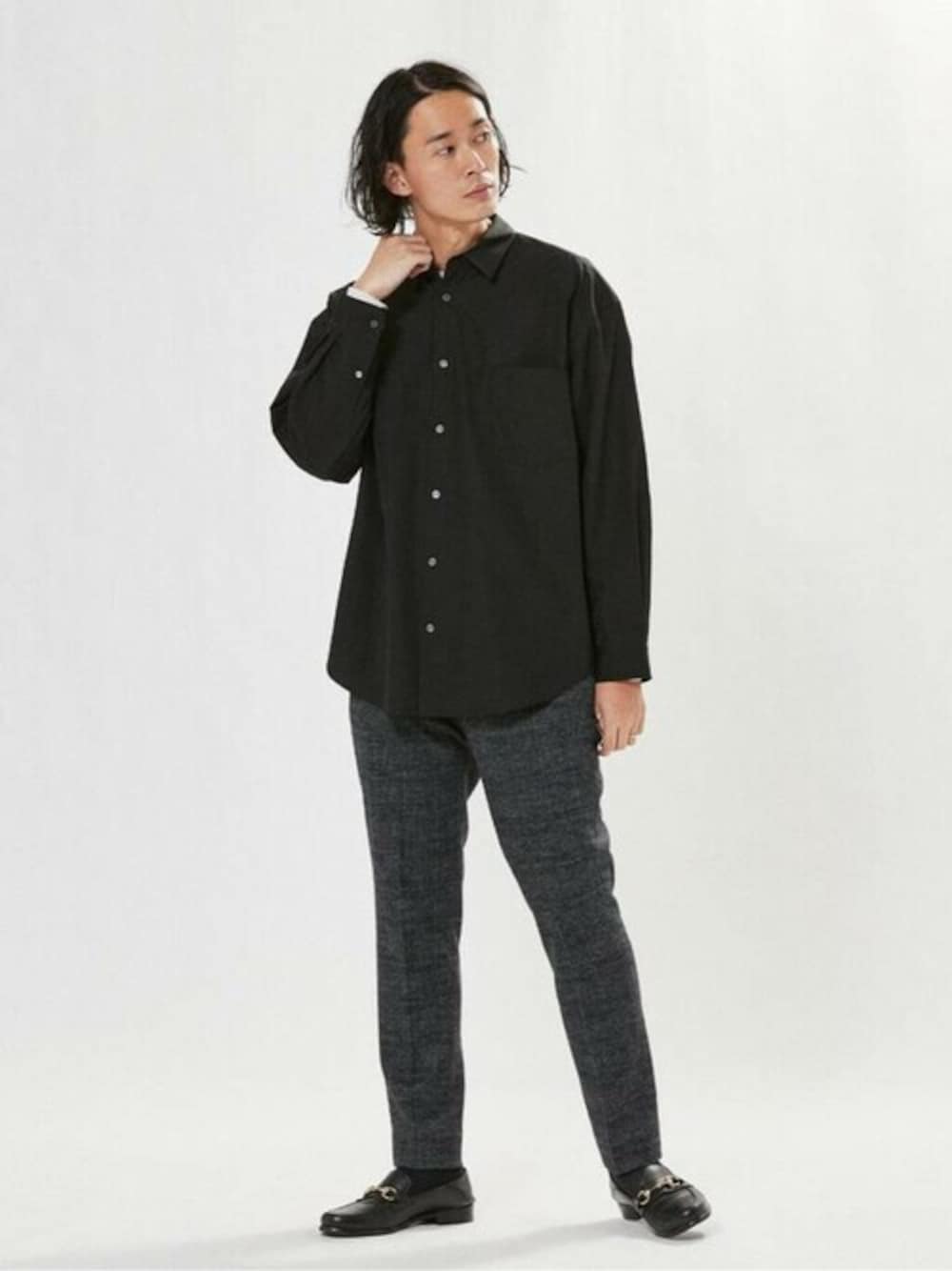 ブラック系のシャツ/ブラウス、ブラック系のその他パンツを着用したメンズの冬コーディネートの1枚目の写真