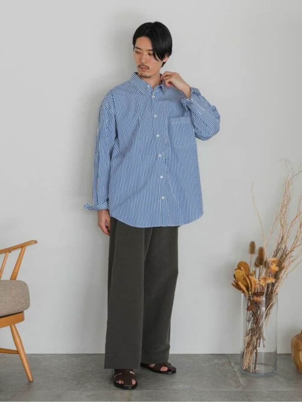 ブルー系のシャツ/ブラウスを着用したメンズの冬コーディネートの1枚目の写真