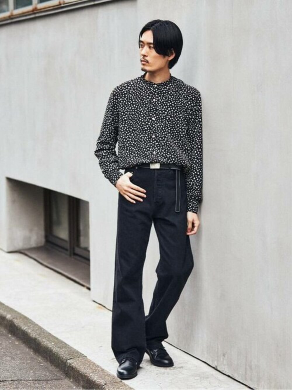 ブラック系のシャツ/ブラウス、ブラック系のデニムパンツ、ブラック系のその他シューズを着用したメンズの冬コーディネートの1枚目の写真