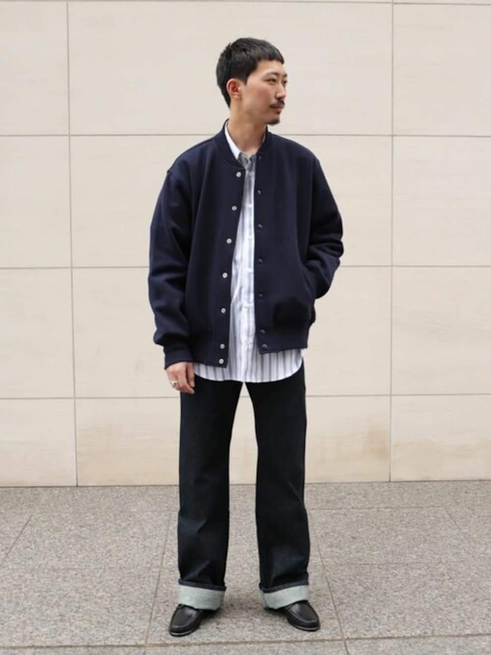 「スウェット、スタジャン、別注、大人カジュアル、大人コーデ、春、春コーデ、EDIFICE、EDIFICEスタッフ」｜「LOOPWHEELERの【LOOPWHEELER for LOWERCASE】別注 ツリアミウラケ スウェット スタジャン（スウェット、ブルー系）」を使った、EDIFICE OFFICIALさん（メンズ・177cm）の冬コーディネートの1枚目の写真