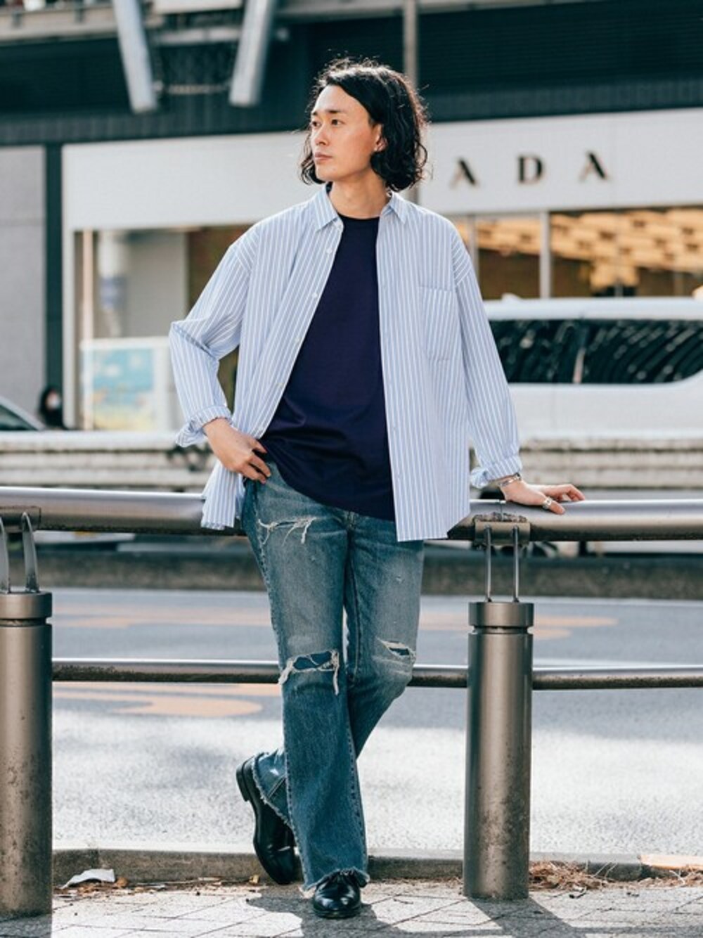 その他のシャツ/ブラウス、パープル系のTシャツ/カットソー、ブルー系のデニムパンツを着用したメンズの春コーディネートの1枚目の写真