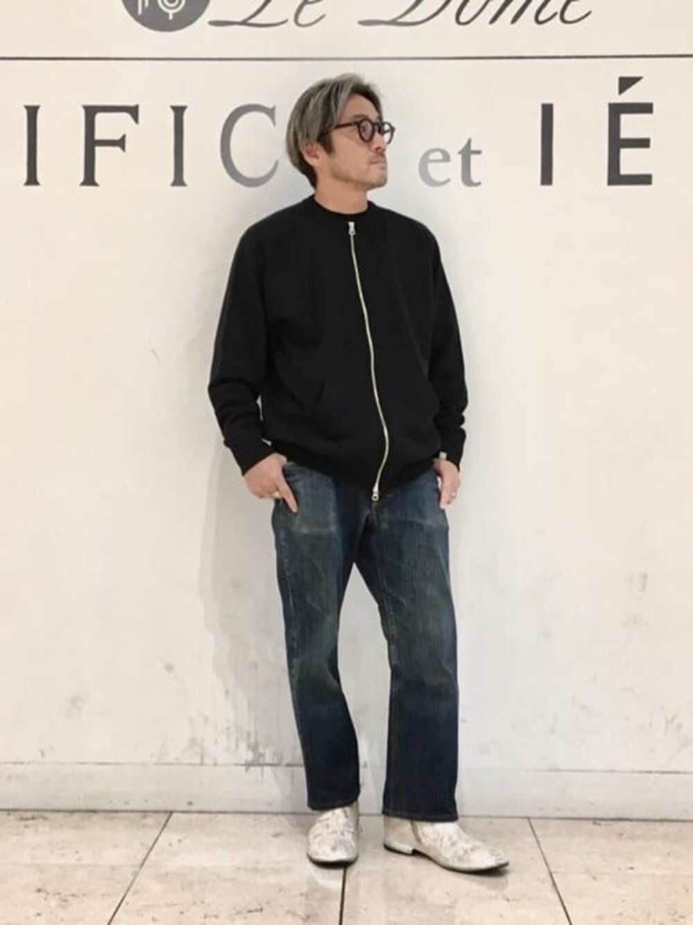 ブラック系のカーディガン/ボレロ、ブラック系のTシャツ/カットソーを着用したメンズの秋コーディネートの1枚目の写真