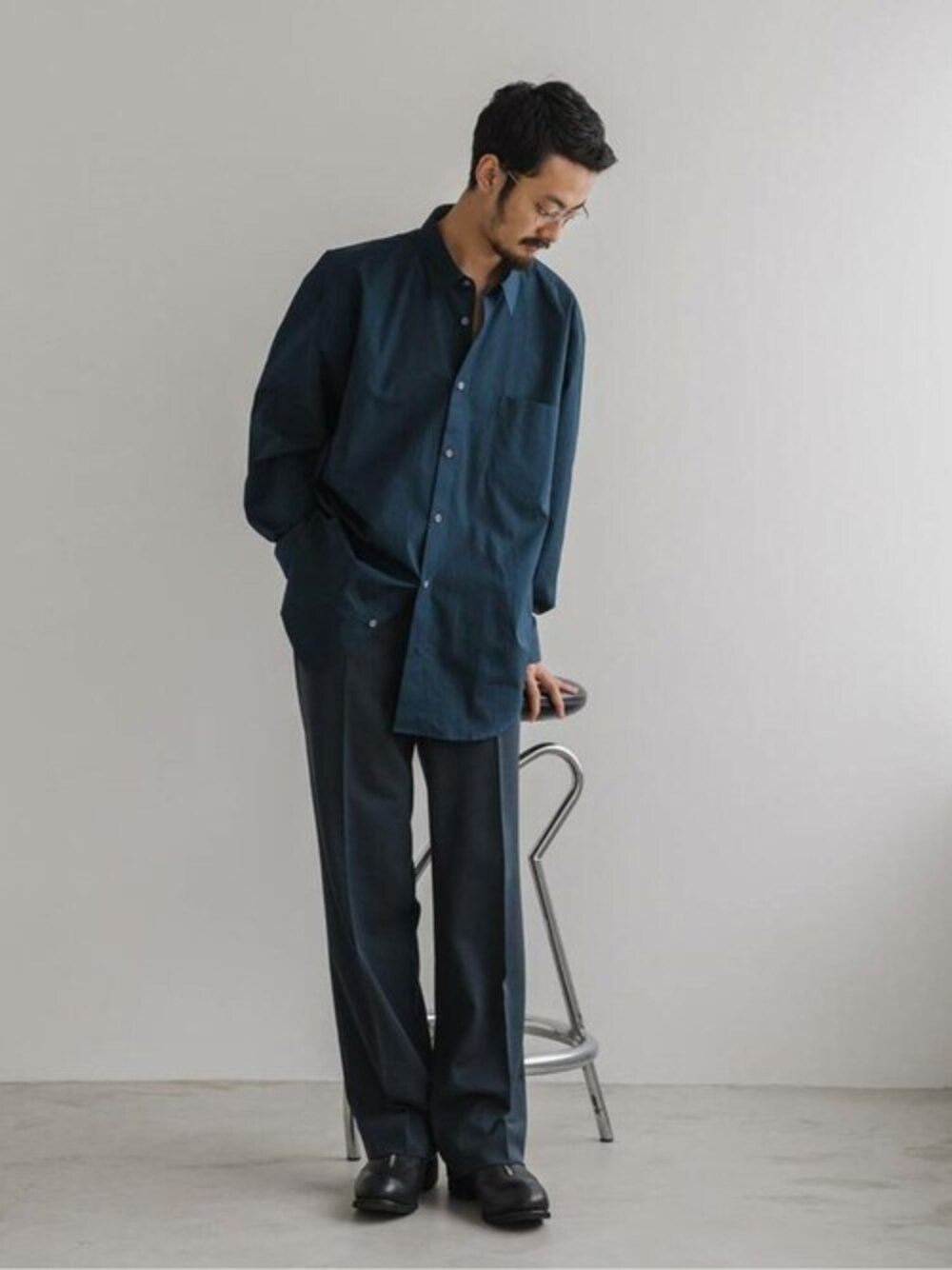 ブルー系のシャツ/ブラウス、ブルー系のスラックスを着用したメンズの秋コーディネートの1枚目の写真