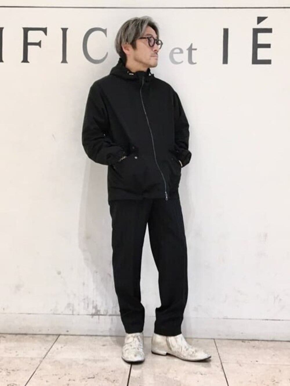 ブラック系のブルゾン、ブラック系のTシャツ/カットソー、ブラック系のスラックスを着用したメンズの秋コーディネートの1枚目の写真