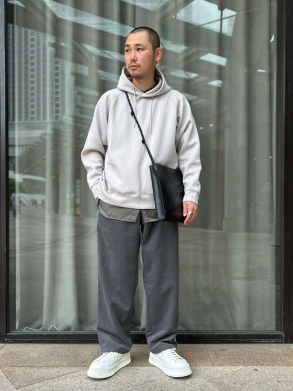 ベージュ系のパーカー、ブラック系のシャツ/ブラウスを着用したメンズの秋コーディネートの1枚目の写真