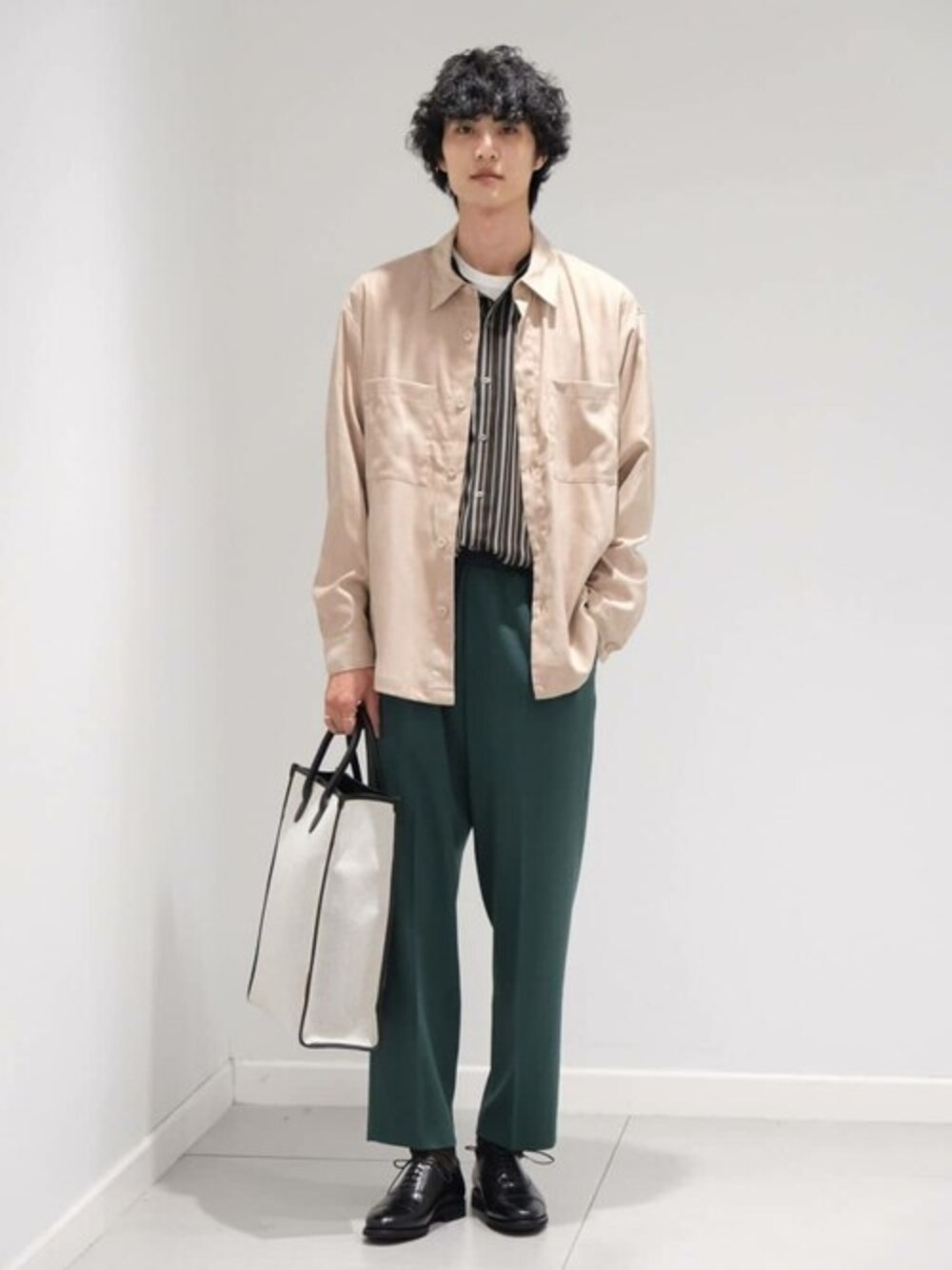 ブラック系のシャツ/ブラウス、ベージュ系のミリタリージャケット、グリーン系のスラックスを着用したメンズの秋コーディネートの1枚目の写真