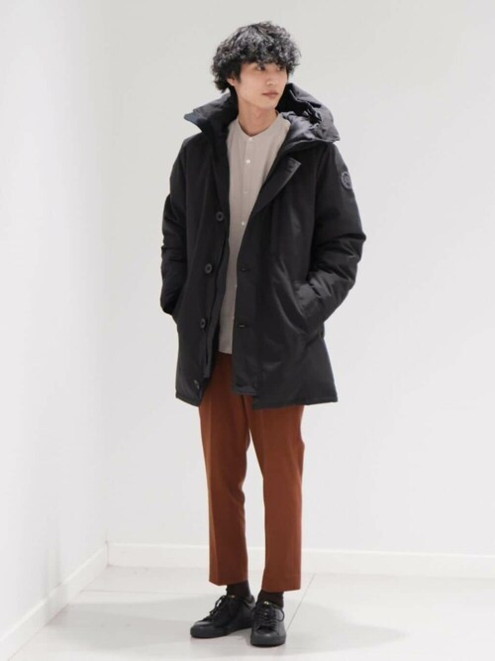 ベージュ系のシャツ/ブラウス、レッド系のスラックス、ブラック系のスニーカーを着用したメンズの秋コーディネートの1枚目の写真