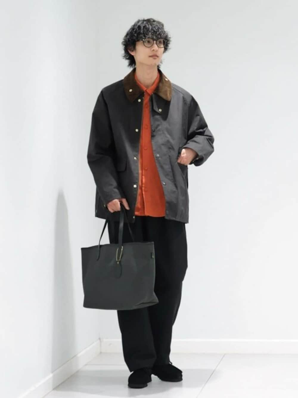 グリーン系のその他アウター、オレンジ系のミリタリージャケット、ブラック系のスラックスを着用したメンズの秋コーディネートの1枚目の写真