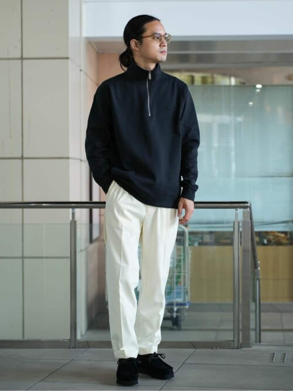 ブラック系のスウェット、ホワイト系のTシャツ/カットソー、ホワイト系のスラックスを着用したメンズの秋コーディネートの1枚目の写真