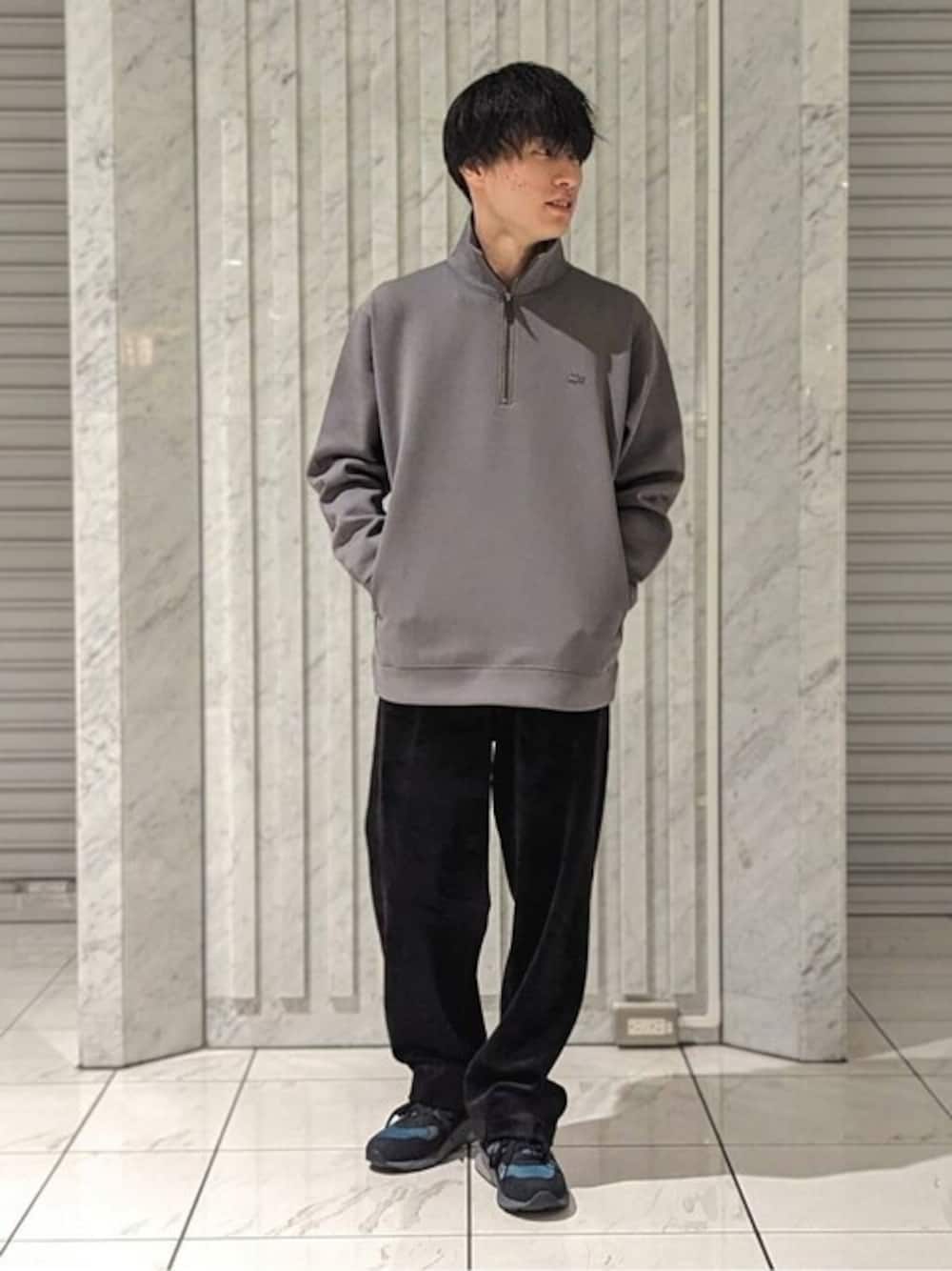 グレー系のスウェット、ブラック系のその他パンツ、ブラック系のスニーカーを着用したメンズの秋コーディネートの1枚目の写真