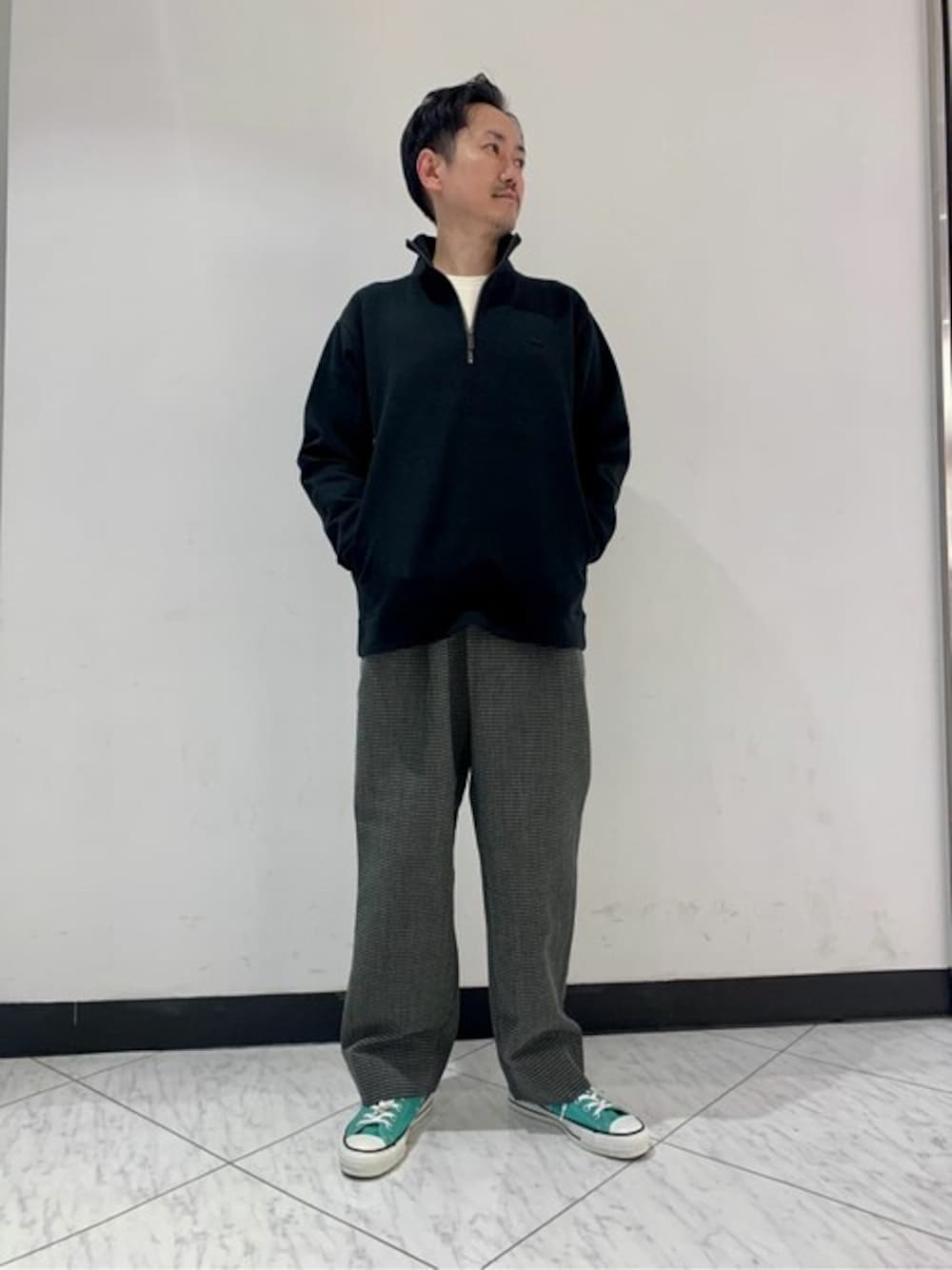 ブラック系のスウェット、ホワイト系のTシャツ/カットソー、ブラック系のスラックスを着用したメンズの秋コーディネートの1枚目の写真