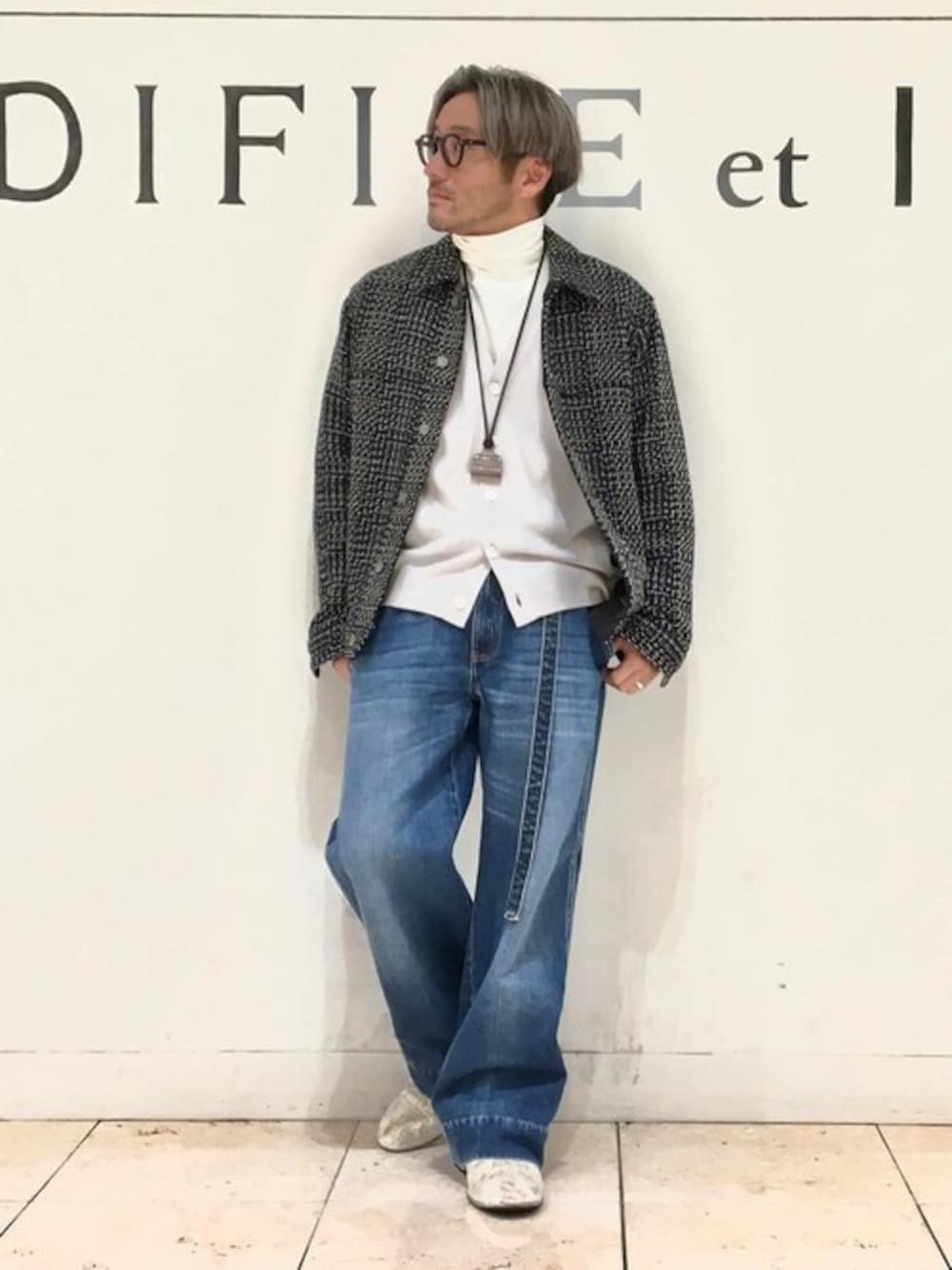 ブルー系のブルゾン、ホワイト系のカーディガン/ボレロ、ホワイト系のTシャツ/カットソーを着用したメンズの秋コーディネートの1枚目の写真