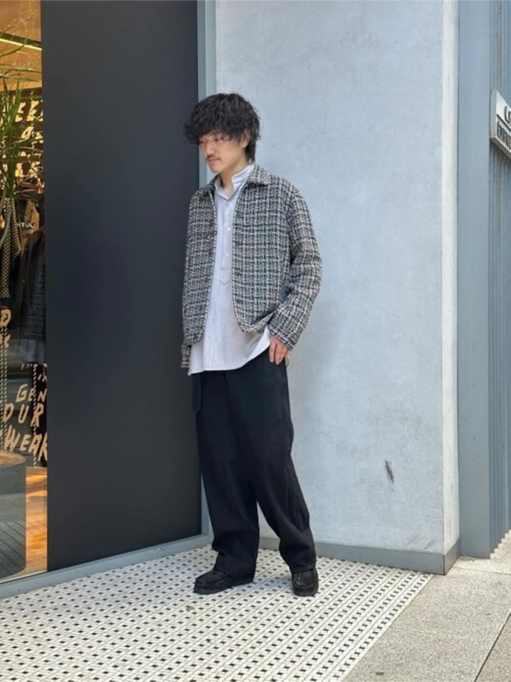 ブルー系のブルゾンを着用したメンズの秋コーディネートの1枚目の写真