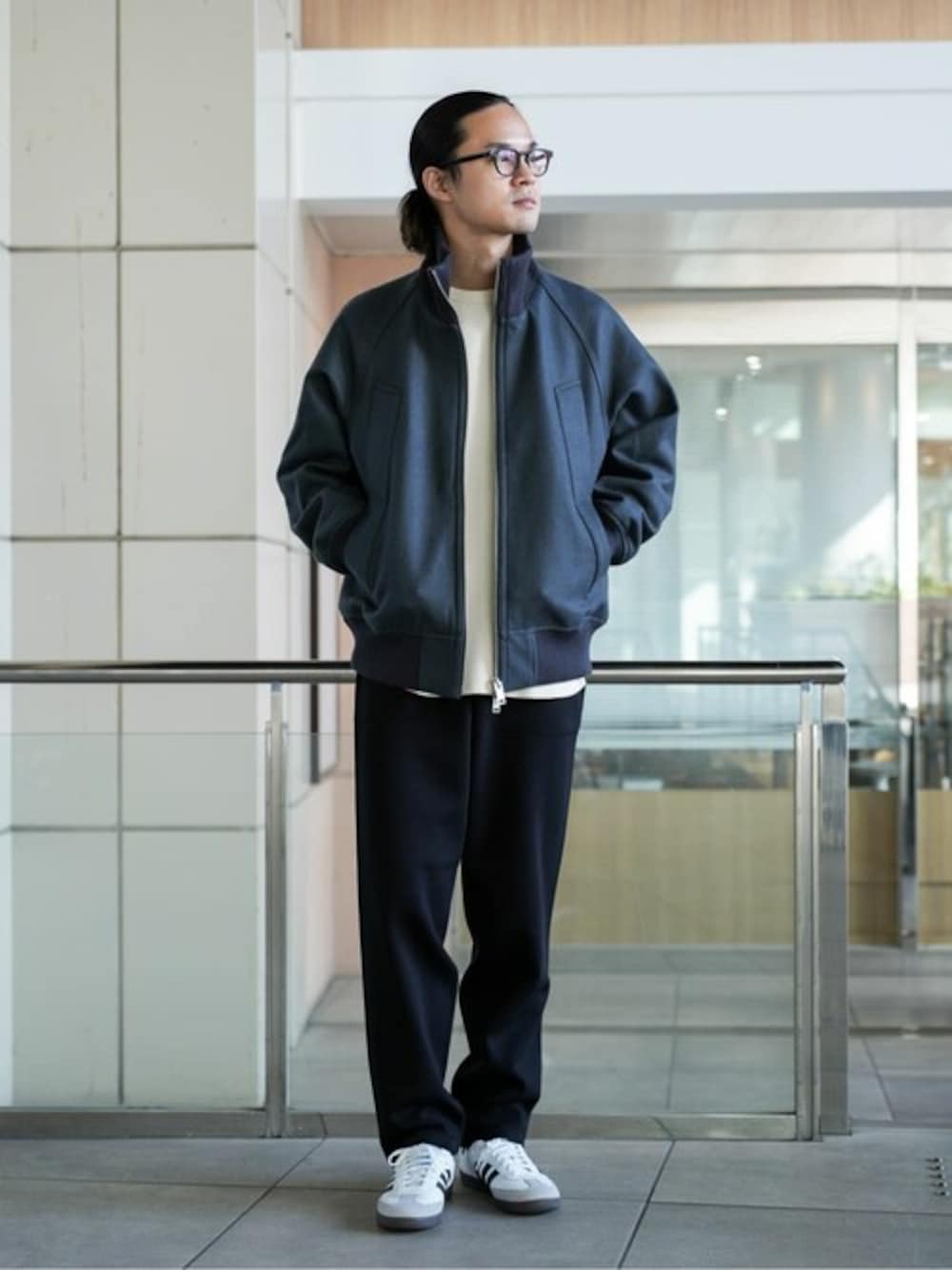 グレー系のブルゾン、ホワイト系のTシャツ/カットソー、ブラック系のその他パンツを着用したメンズの秋コーディネートの1枚目の写真