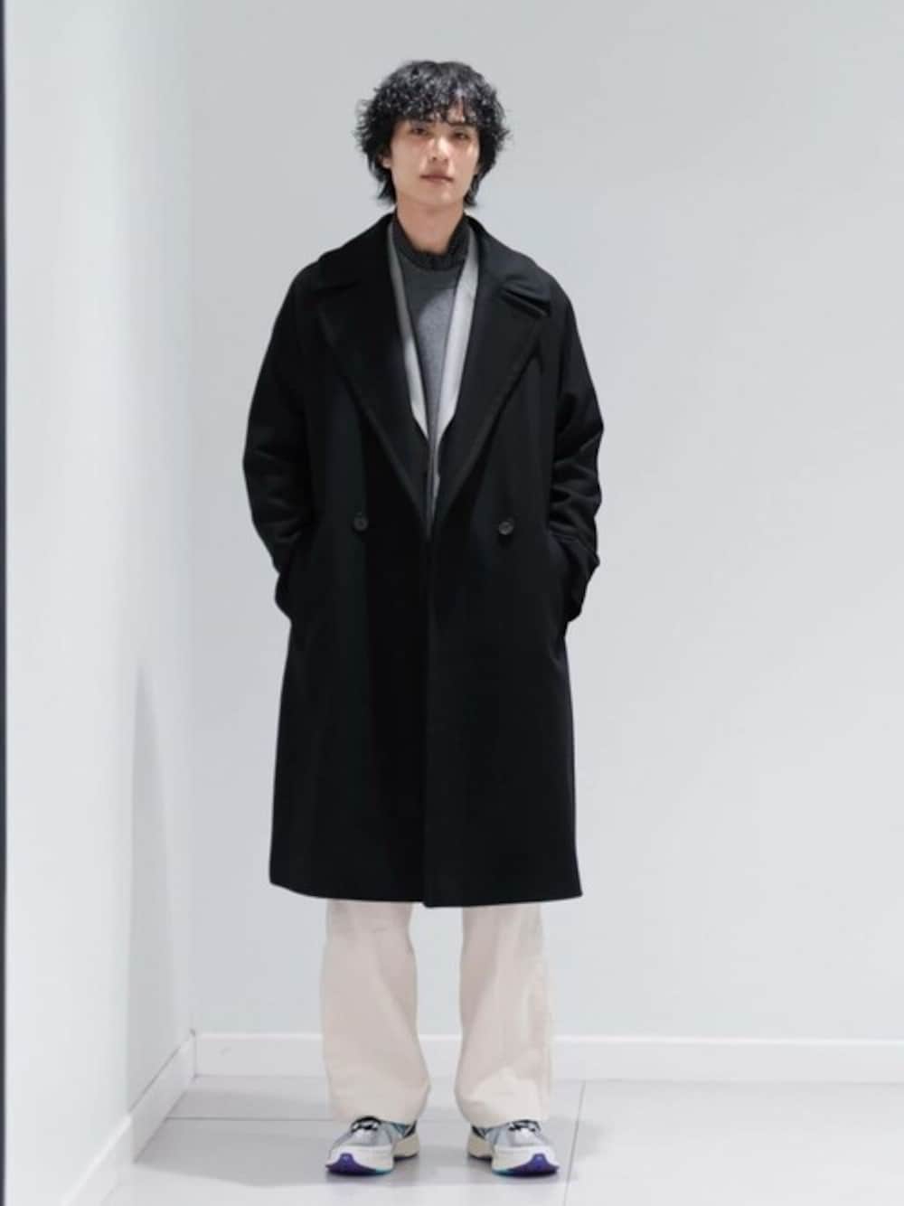 ブラック系のその他アウター、グリーン系のその他アウター、グレー系のニット/セーターを着用したメンズの秋コーディネートの1枚目の写真