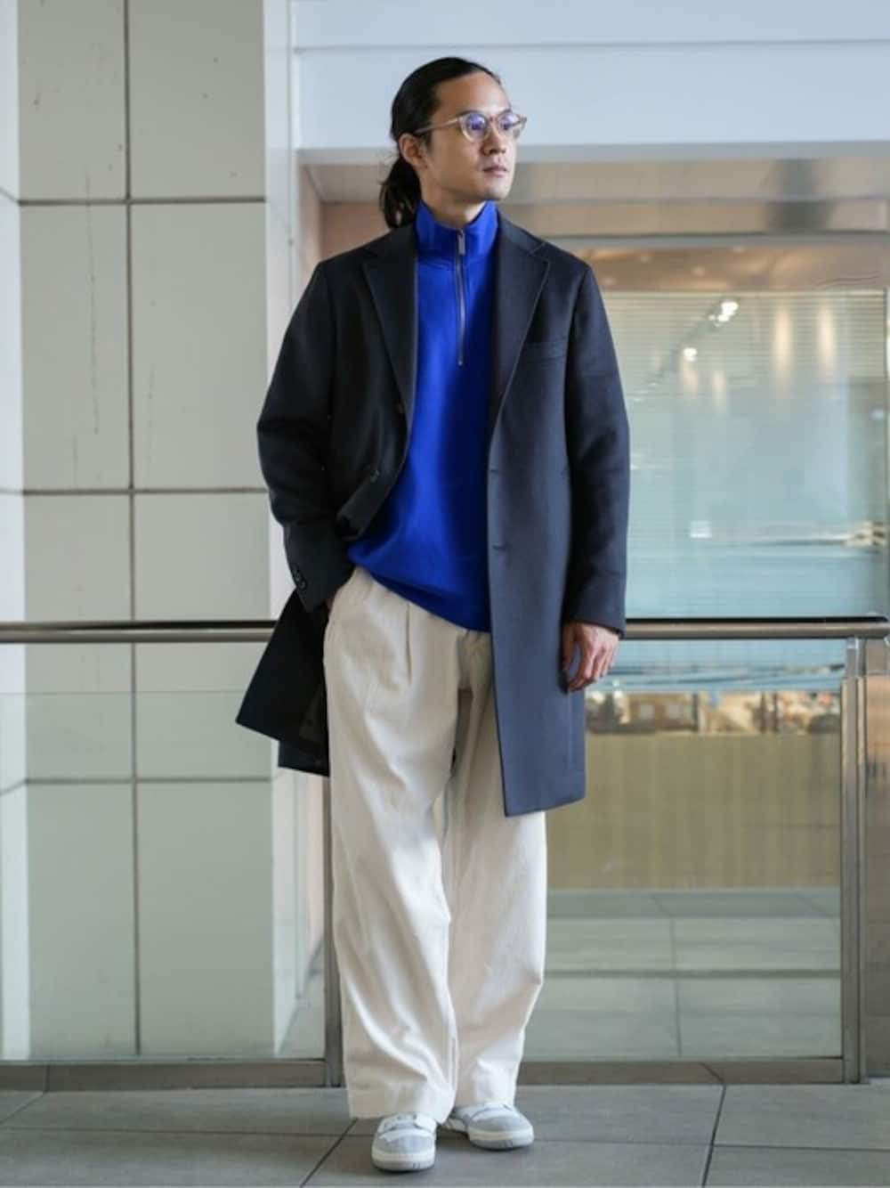 グレー系のチェスターコート、ブルー系のスウェット、ホワイト系のTシャツ/カットソーを着用したメンズの秋コーディネートの1枚目の写真