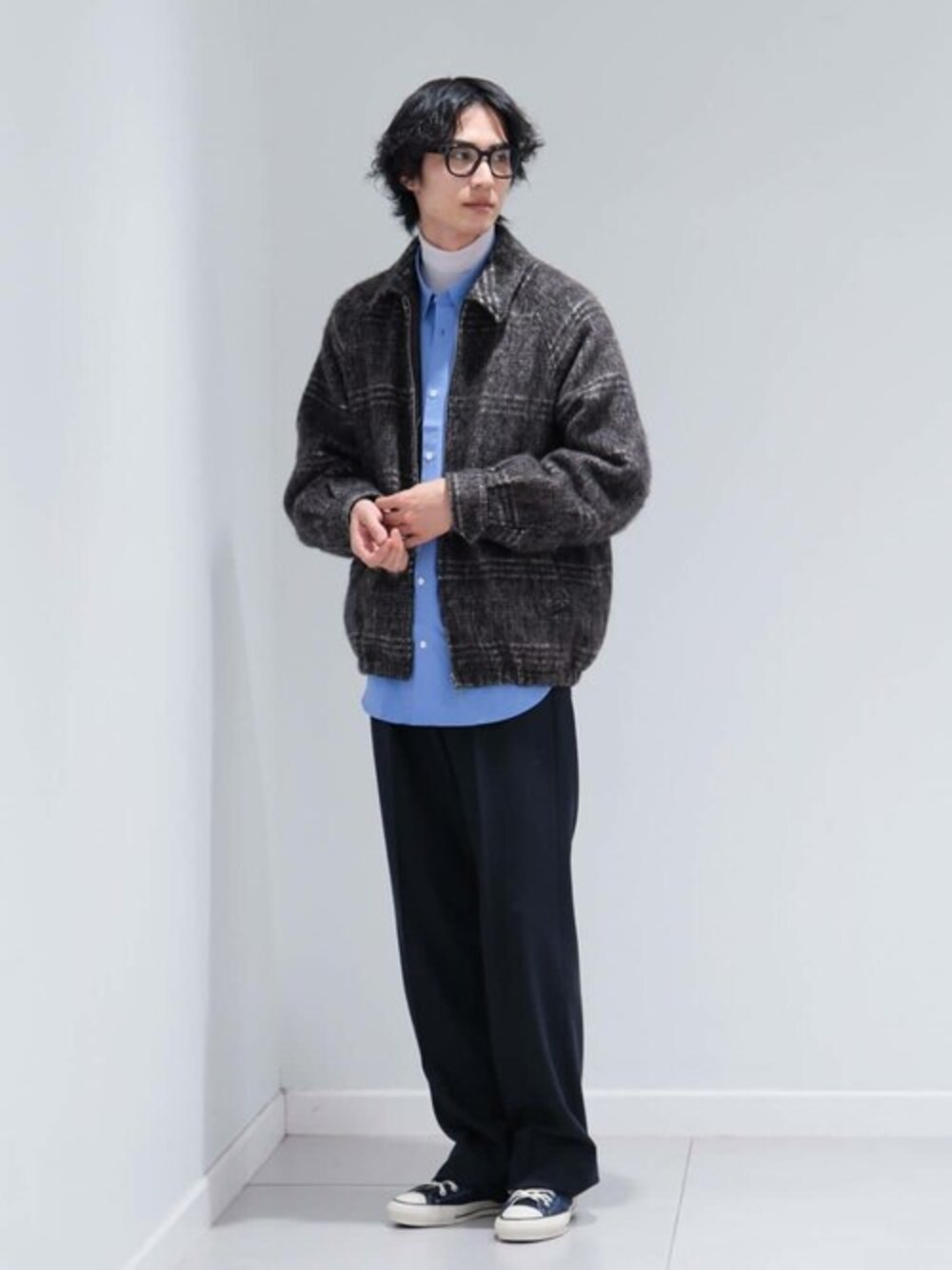 ブラウン系のブルゾン、ブルー系のシャツ/ブラウス、ホワイト系のニット/セーターを着用したメンズの秋コーディネートの1枚目の写真