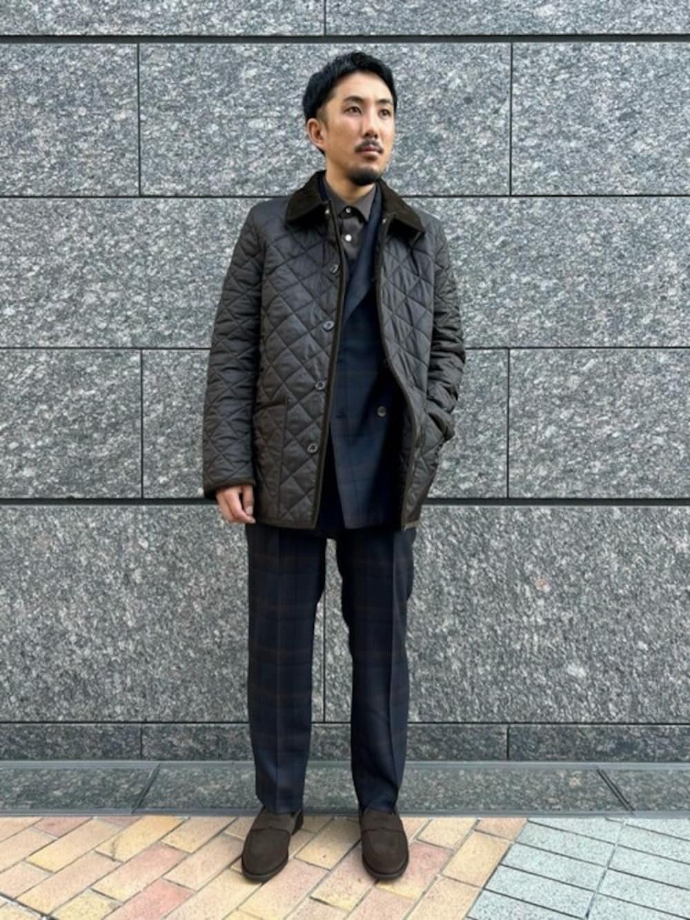 ブラウン系のその他アウター、ブルー系のテーラードジャケット、ブラウン系のシャツ/ブラウスを着用したメンズの秋コーディネートの1枚目の写真