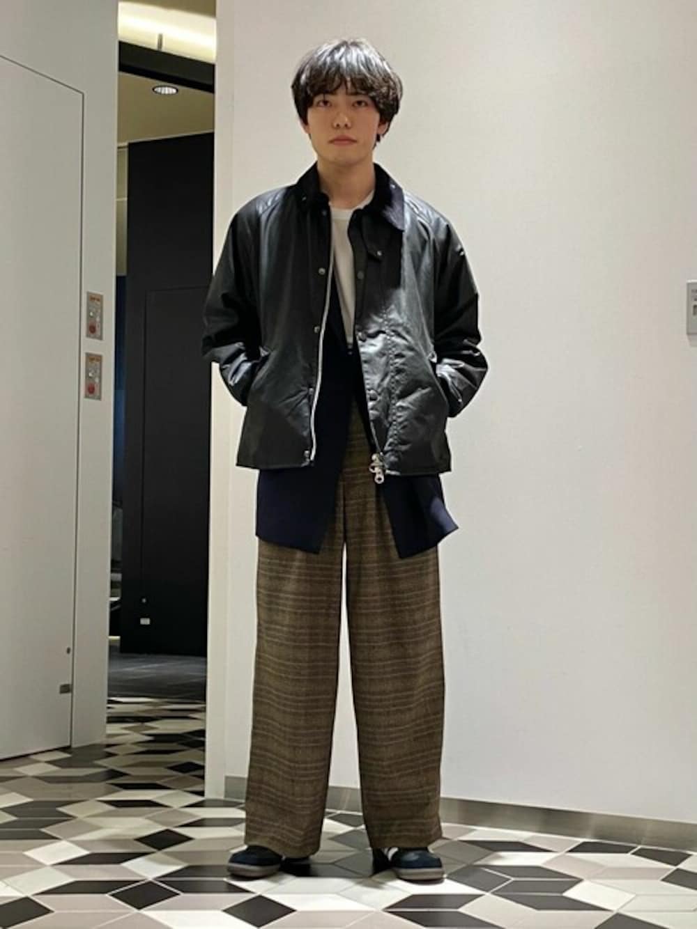 ブラック系のその他アウター、ブルー系のテーラードジャケット、ブラウン系のスラックスを着用したメンズの秋コーディネートの1枚目の写真