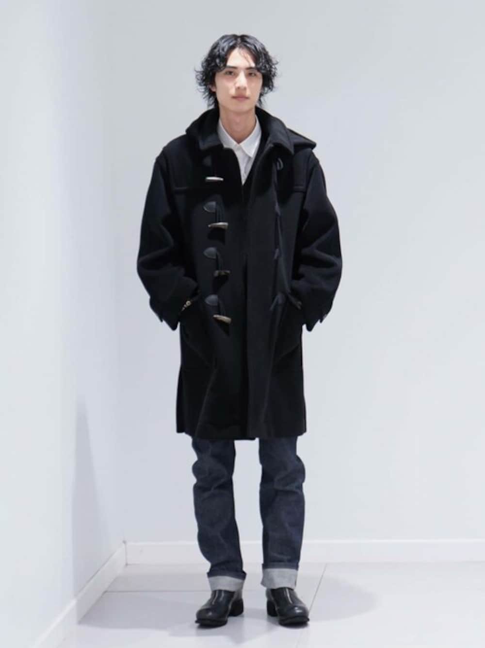 ブラック系のダッフルコート、ブラック系のカーディガン/ボレロ、ホワイト系のシャツ/ブラウスを着用したメンズの秋コーディネートの1枚目の写真