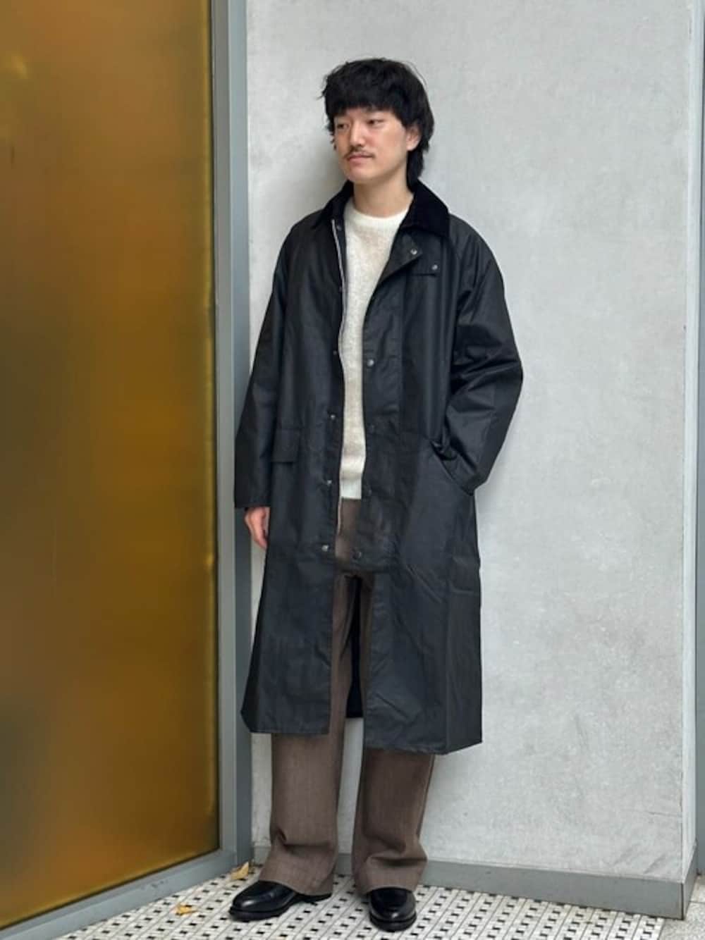 「ローファー、大人カジュアル、お出かけコーデ、barbour、きれいめカジュアル、ストレートパンツ、EDIFICE、シャギーニット、メンズファッション、EDIFICEスタッフ」｜「Barbourの【Barbour / バブアー】OVERSIZE WAX BURGHLEY / バーレー（その他アウター、ブラック系）」を使った、EDIFICE OFFICIALさん（メンズ・181cm）の秋コーディネートの1枚目の写真