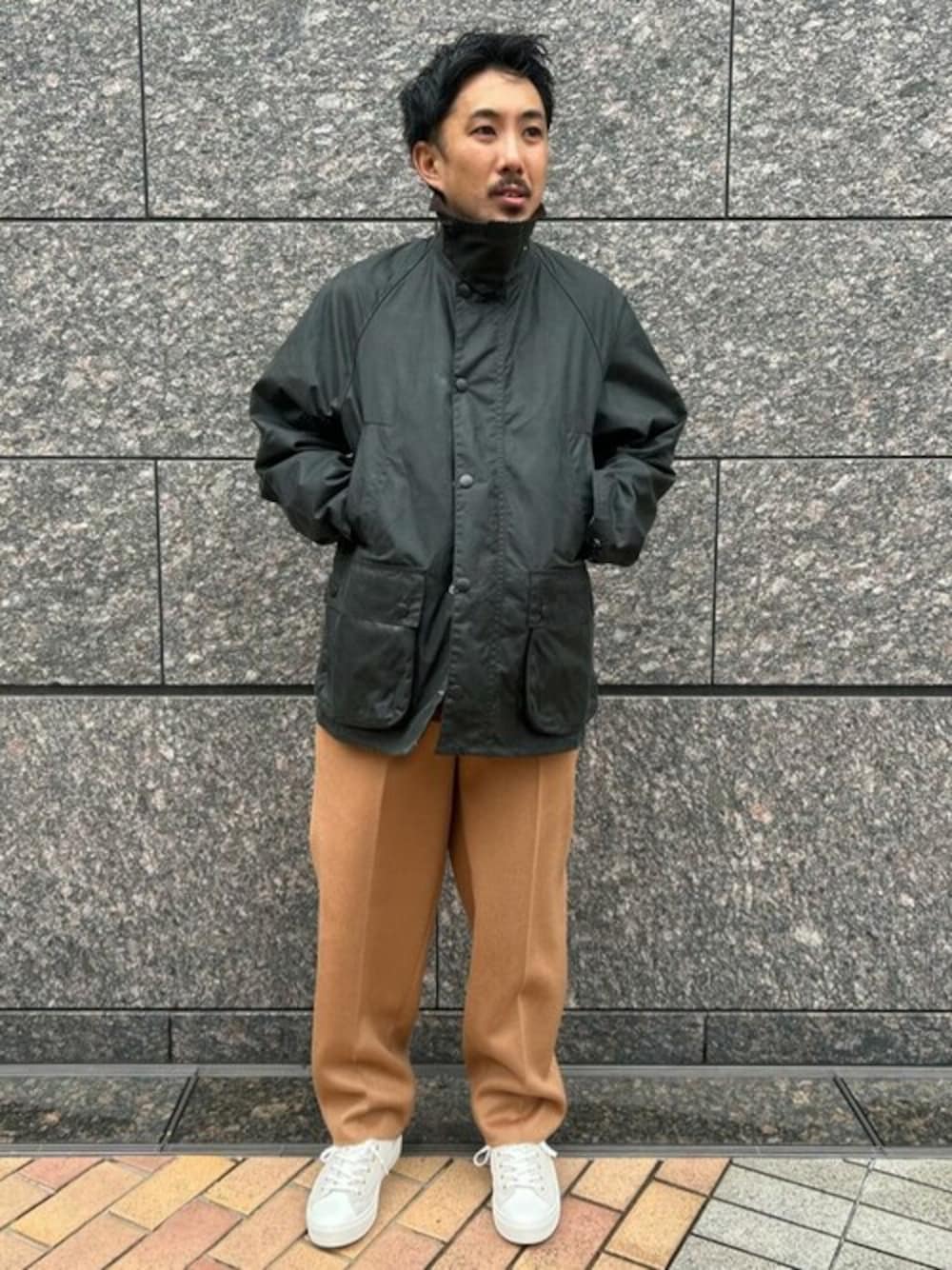 グリーン系のその他アウター、イエロー系のベスト、ホワイト系のニット/セーターを着用したメンズの秋コーディネートの1枚目の写真