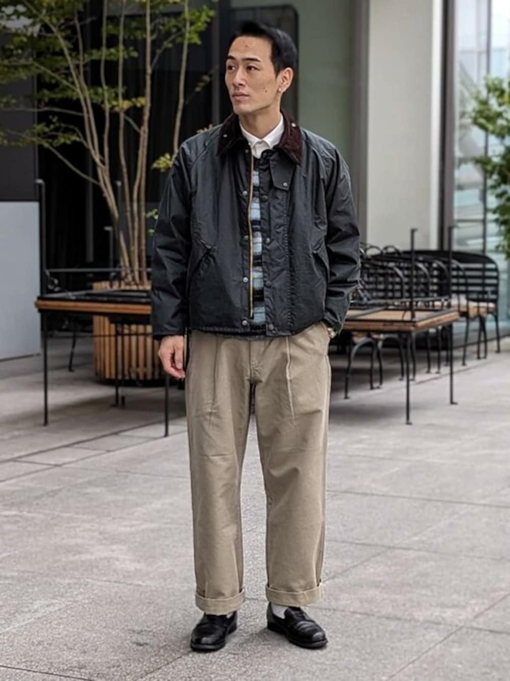 グリーン系のその他アウター、ホワイト系のシャツ/ブラウス、ブルー系のニット/セーターを着用したメンズの秋コーディネートの1枚目の写真