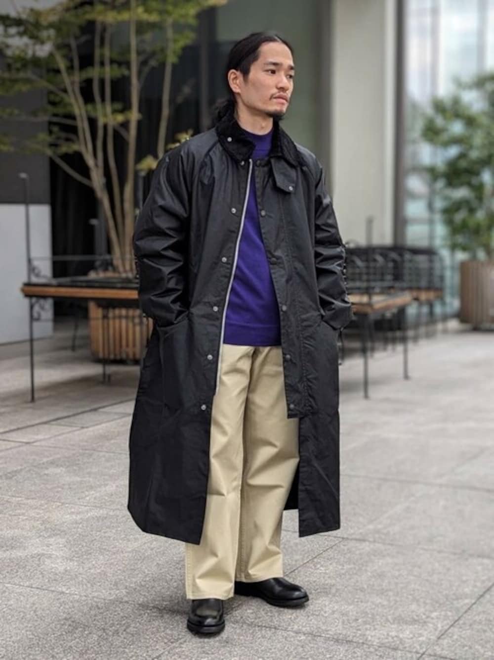 ブラック系のその他アウター、ベージュ系のチノパンツを着用したメンズの秋コーディネートの1枚目の写真