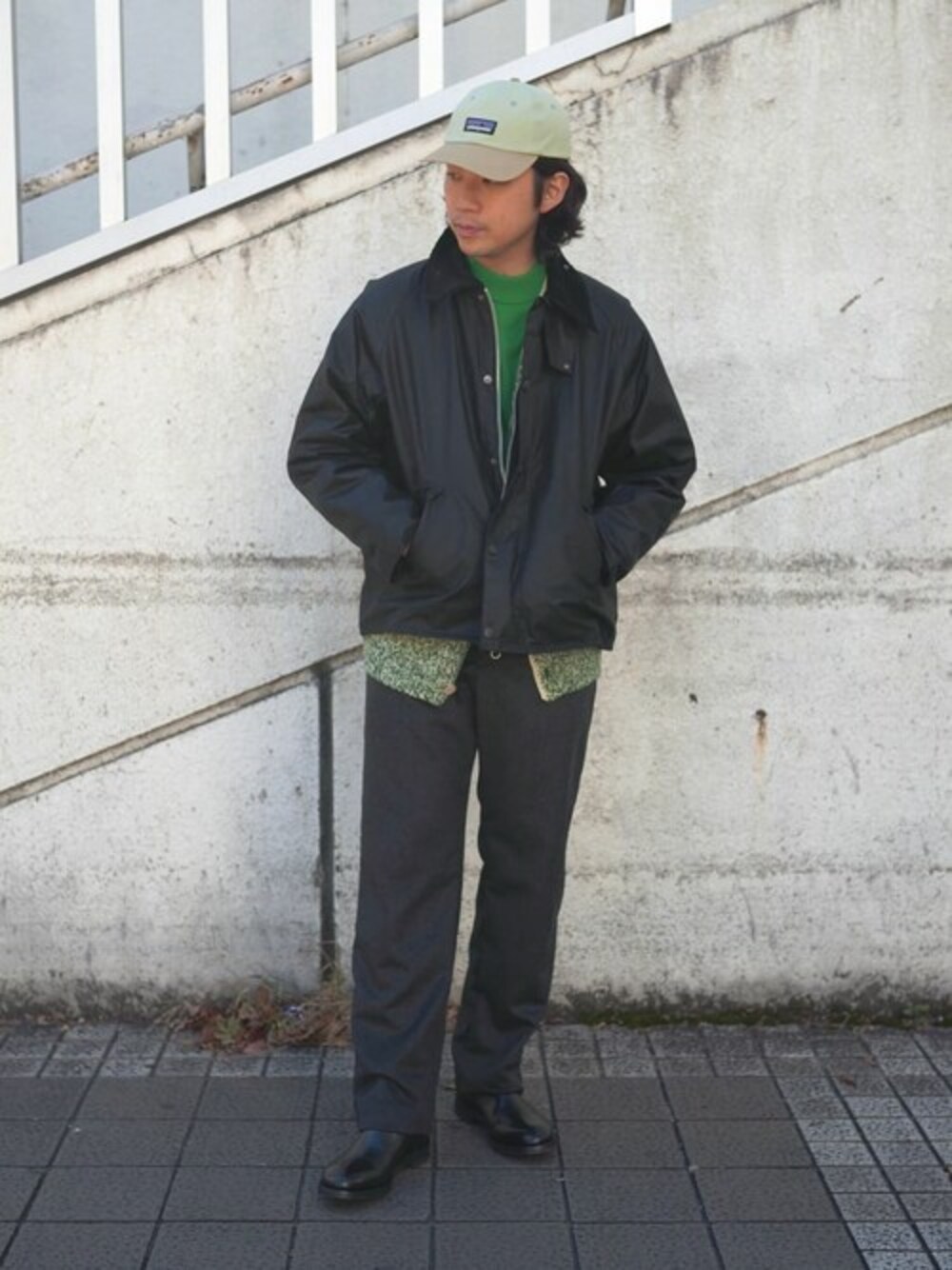 「カーディガン、休日スタイル、サイドゴアブーツ、お出かけコーデ、barbour、イージーパンツ、きれいめカジュアル、EDIFICE、メンズファッション、EDIFICEスタッフ」｜「Barbourの【Barbour / バブアー】OVERSIZE WAX BEDALE / ビデイル（その他アウター、ブラック系）」を使った、EDIFICE OFFICIALさん（メンズ・173cm）の秋コーディネートの1枚目の写真