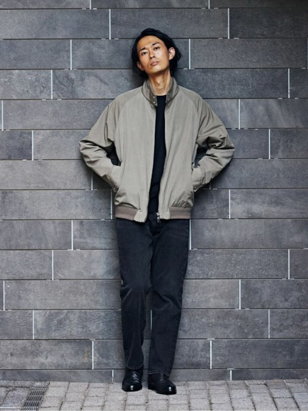 ブラック系のニット/セーター、ベージュ系のブルゾン、ブラック系のデニムパンツを着用したメンズの冬コーディネートの1枚目の写真