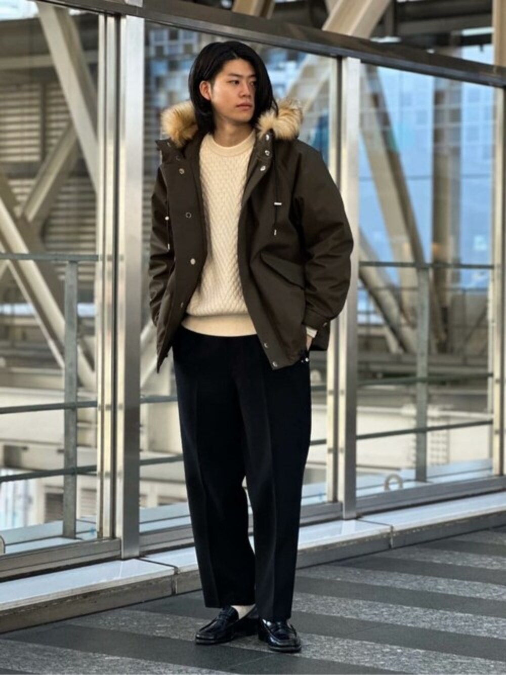 「テーパードパンツ、ダウンジャケット、クルーネックニット、ローファー、大人カジュアル、休日スタイル、イージーパンツ、きれいめカジュアル、メンズファッション、クリスマスに着たい服」｜「EDIFICEの【MACKINTOSH / マッキントッシュ】別注 SHORT SKYE PARKA DOWN（ダウンジャケット/コート、グリーン系）」を使った、EDIFICE OFFICIALさん（メンズ・175cm）の冬コーディネートの1枚目の写真