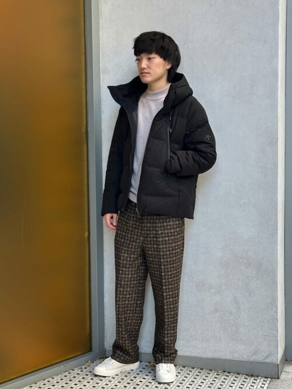 「ダウンジャケット、converse、白スニーカー、きれいめカジュアル、ストレートパンツ、EDIFICE、メンズファッション、DESCENTE、EDIFICEスタッフ、クリスマスに着たい服」｜「DESCENTE ALLTERRAINの【DESCENTE ALLTERRAIN】別注 水沢ダウン マウンテニア "ライト"（ダウンジャケット/コート、ブラック系）」を使った、EDIFICE OFFICIALさん（メンズ・181cm）の冬コーディネートの1枚目の写真
