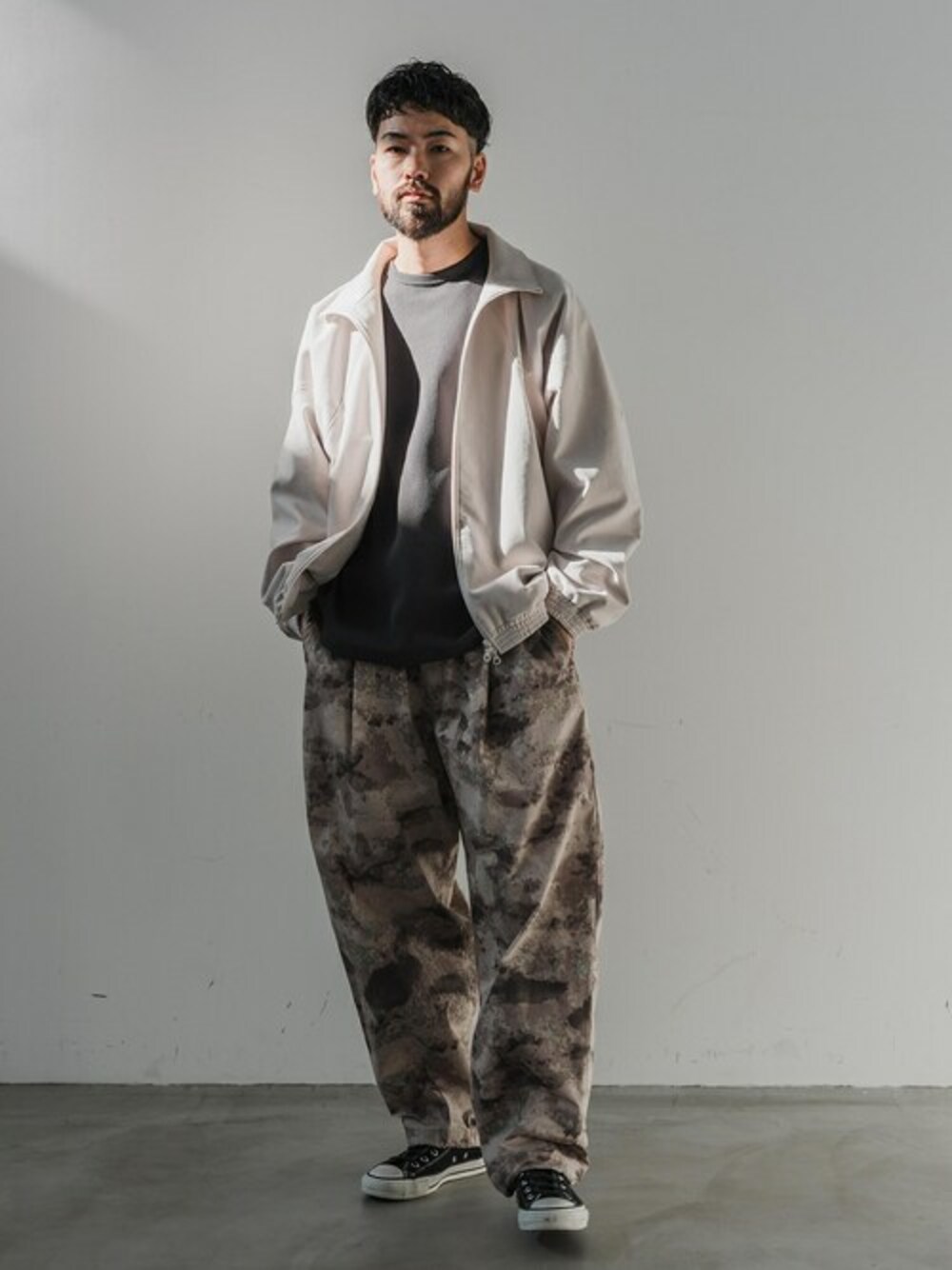 ホワイト系のその他アウター、ベージュ系のその他パンツを着用したメンズの冬コーディネートの1枚目の写真