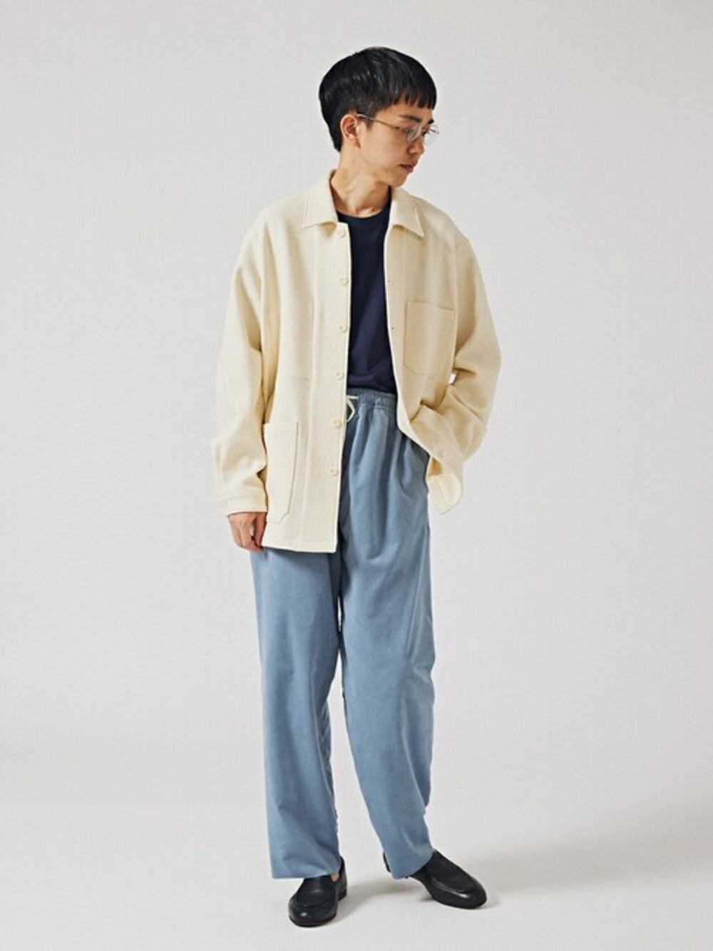 ブルー系のその他パンツを着用したメンズの冬コーディネートの1枚目の写真