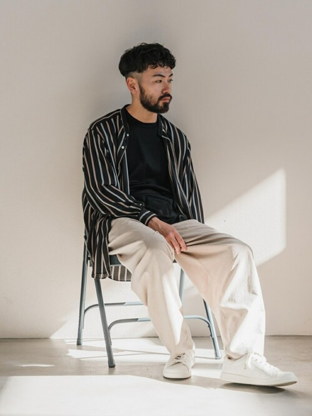 ブラック系のシャツ/ブラウスを着用したメンズの冬コーディネートの1枚目の写真