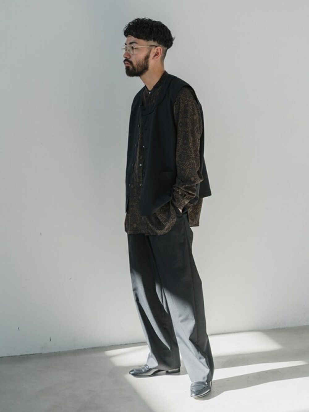 ブルー系のシャツ/ブラウス、ブラック系のベスト、ブラック系のスラックスを着用したメンズの冬コーディネートの1枚目の写真