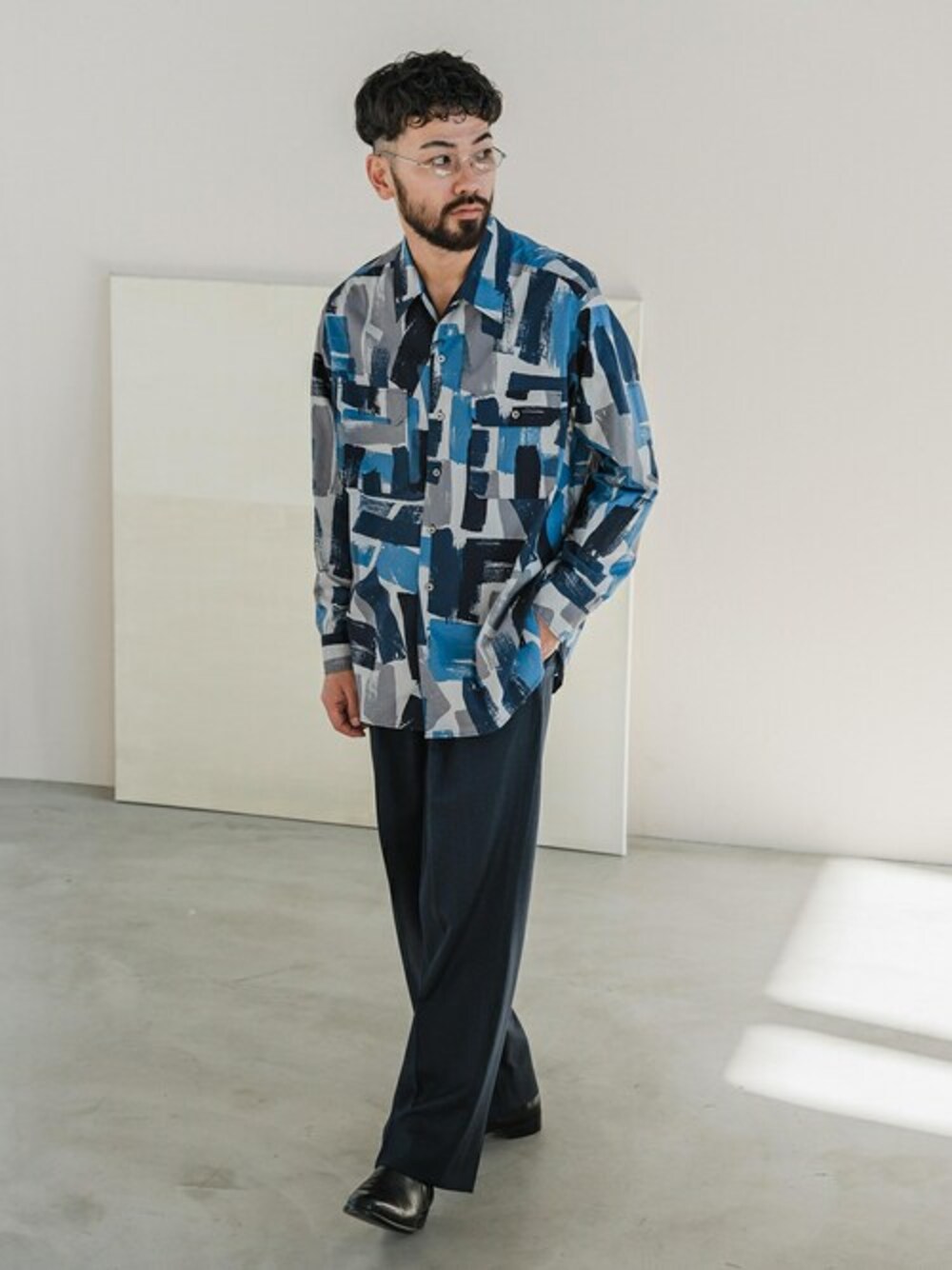 ブルー系のその他アウターを着用したメンズの冬コーディネートの1枚目の写真