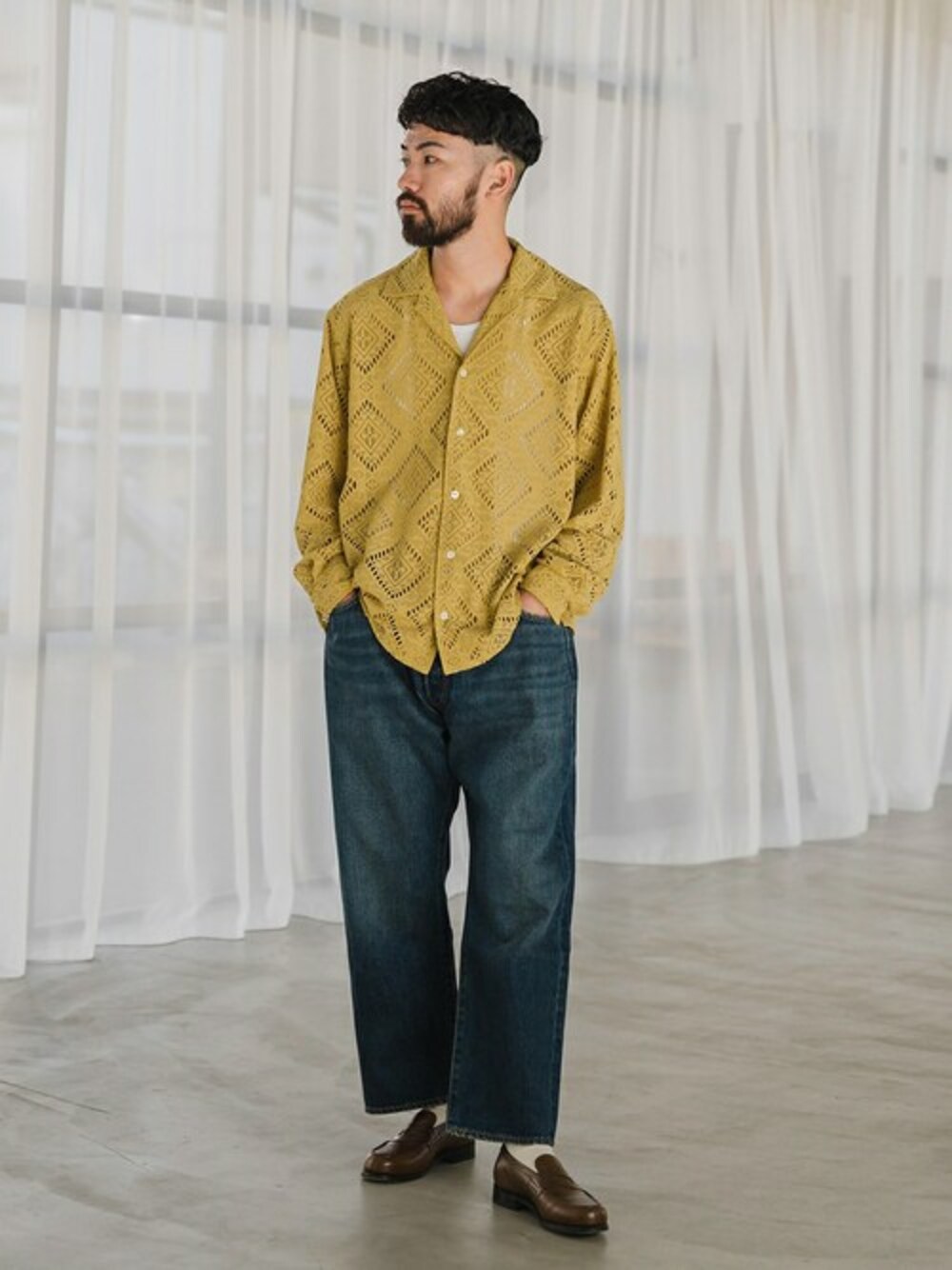 イエロー系のシャツ/ブラウス、ブルー系のデニムパンツ、ブラウン系のローファーを着用したメンズの冬コーディネートの1枚目の写真