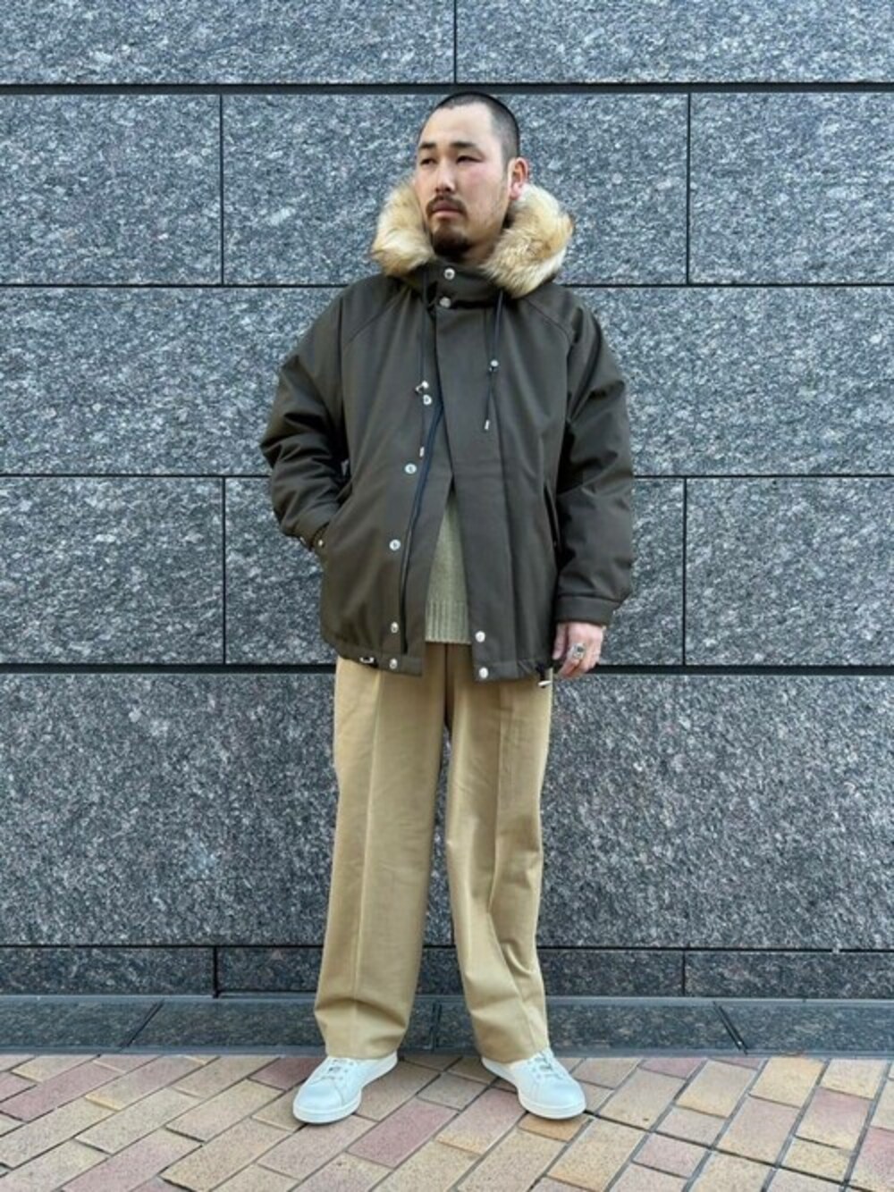 グリーン系のダウンジャケット/コートを着用したメンズの冬コーディネートの1枚目の写真