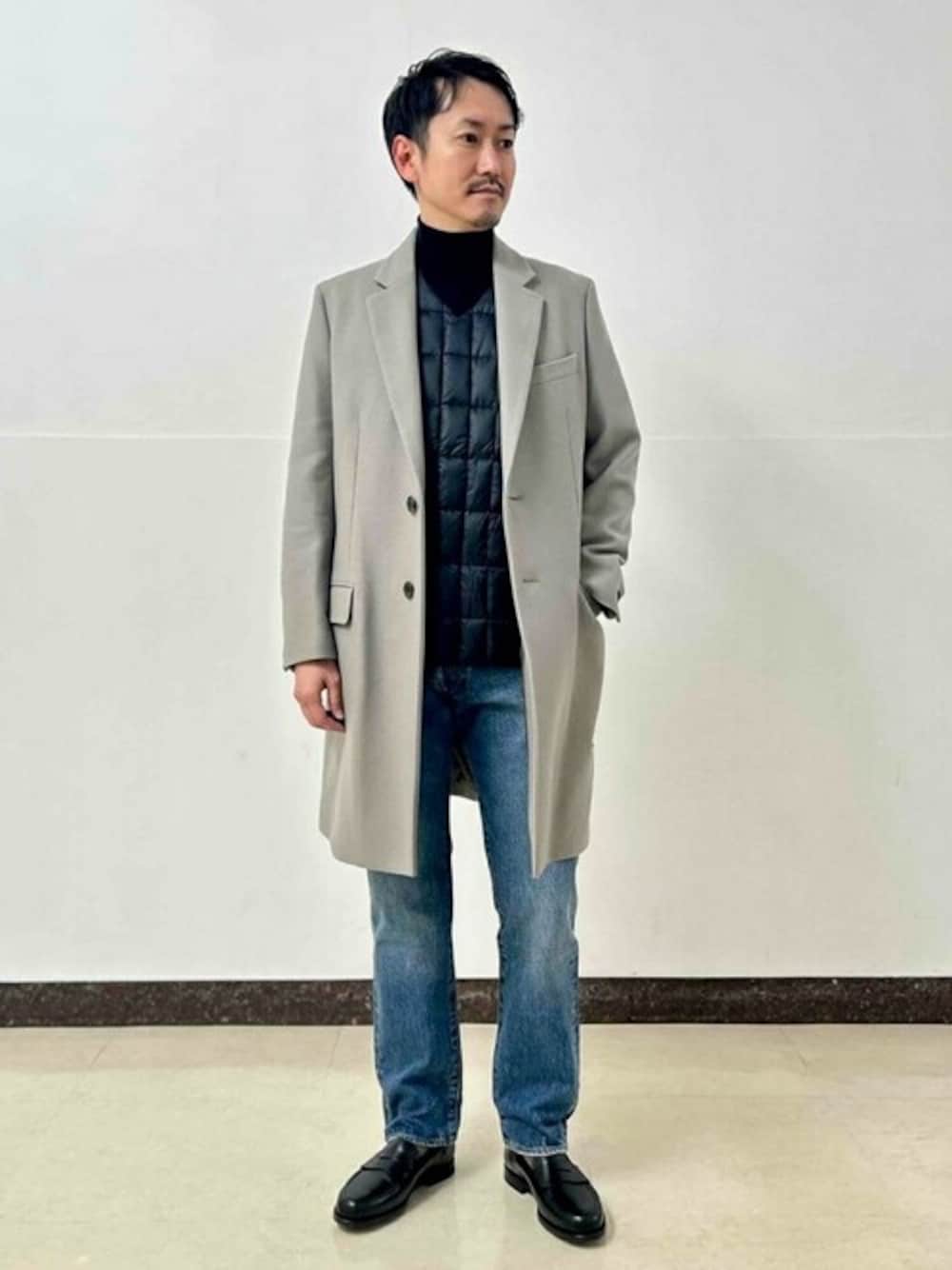 「チェスターコート、リーバイス、タートルネック、大人カジュアル、きれいめカジュアル、EDIFICE、メンズファッション、ストレートデニム、EDIFICEスタッフ、クリスマスに着たい服」｜「EDIFICEのSUPER 120’s ブレンド メルトン チェスターコート（チェスターコート、ベージュ系）」を使った、EDIFICE OFFICIALさん（メンズ・168cm）の冬コーディネートの1枚目の写真