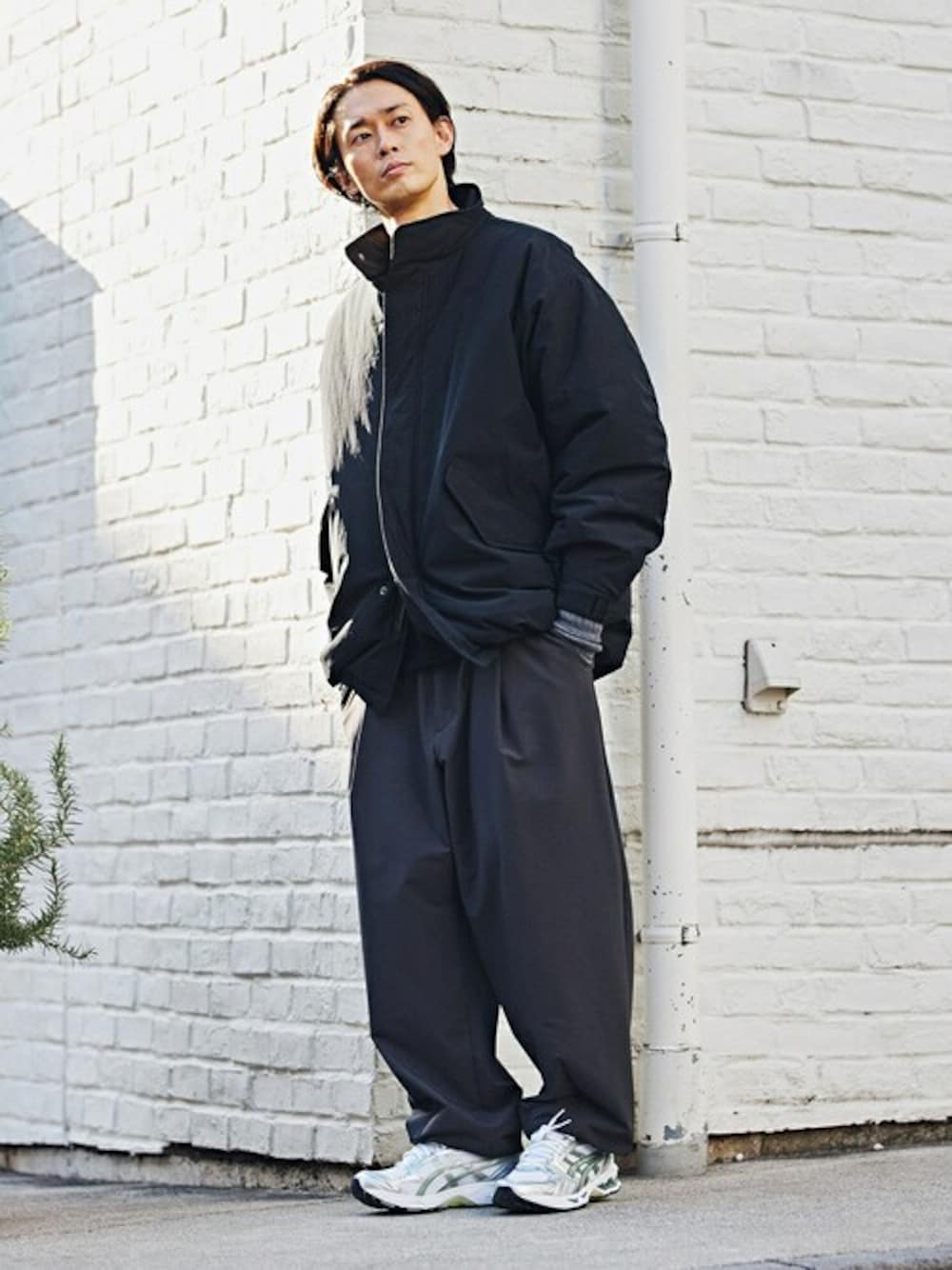 ブラック系のその他アウター、グレー系のその他パンツを着用したメンズの冬コーディネートの1枚目の写真