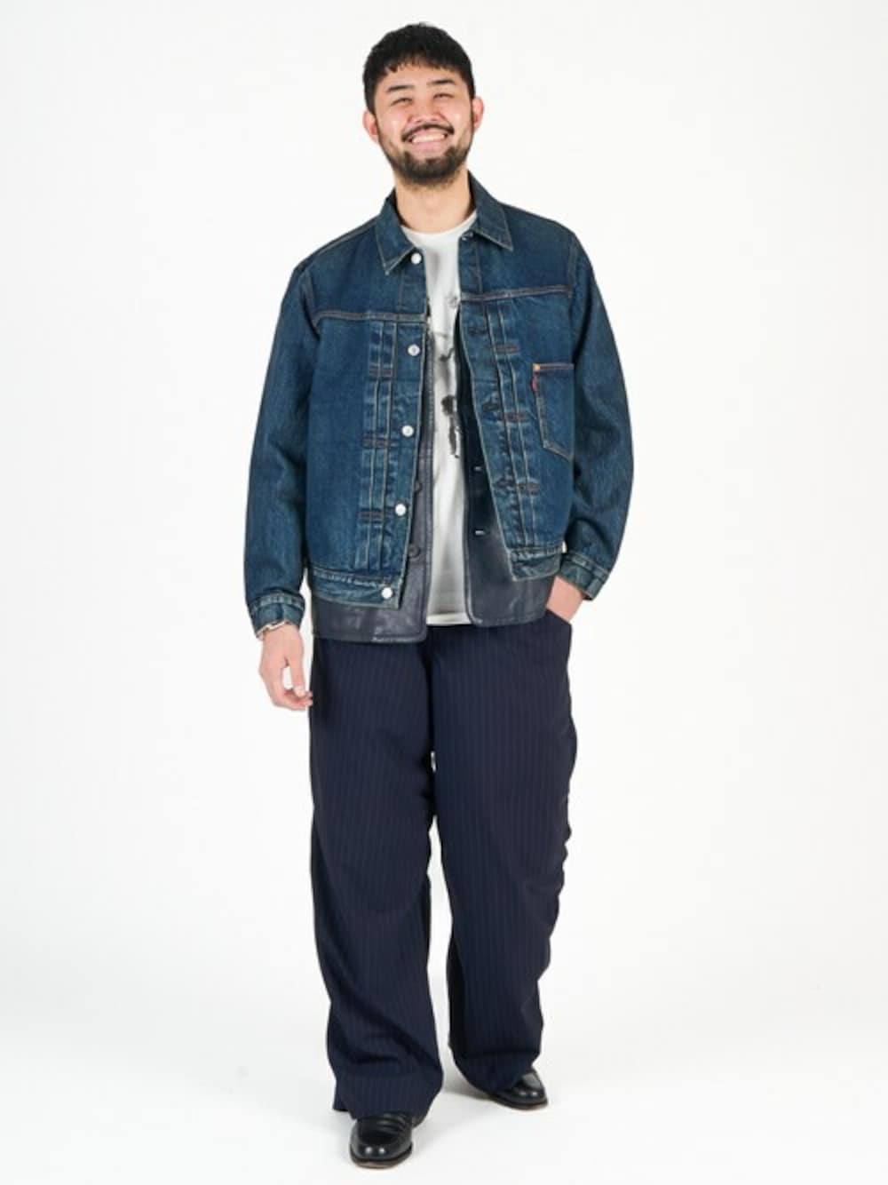 「デニムジャケット、リーバイス、大人カジュアル、Gジャン、春コーデ、EDIFICE、トラッカージャケット、メンズファッション、levi’s、EDIFICEスタッフ」｜「Levi'sの【Levi’s/リーバイス】30th 別注 Type 1 トラッカージャケット（デニムジャケット、ブルー系）」を使った、EDIFICE OFFICIALさん（メンズ・183cm）の冬コーディネートの1枚目の写真