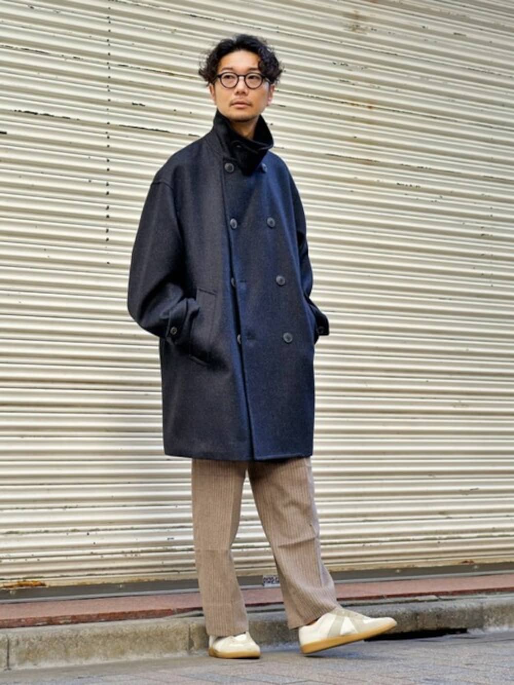 「ピーコート、冬コーデ、大人カジュアル、白スニーカー、きれいめカジュアル、EDIFICE、メンズファッション、Maison Margiela、30代コーデ、EDIFICEスタッフ」｜「EDIFICEのSUPER 100’s ファインメリノ オーバーピーコート（ピーコート、グレー系）」を使った、EDIFICE OFFICIALさん（メンズ・178cm）の冬コーディネートの1枚目の写真
