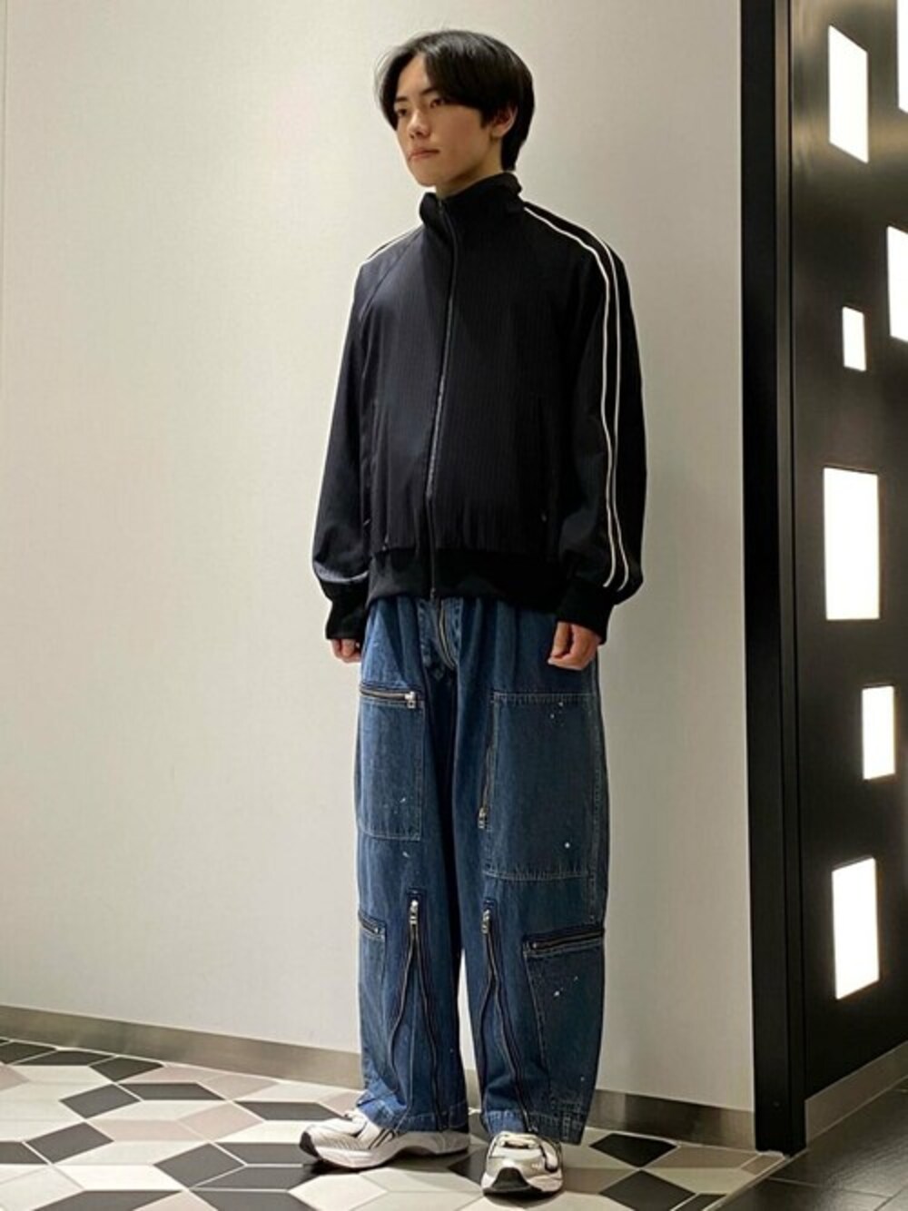 ブルー系のその他アウター、ブルー系のその他パンツを着用したメンズの冬コーディネートの1枚目の写真