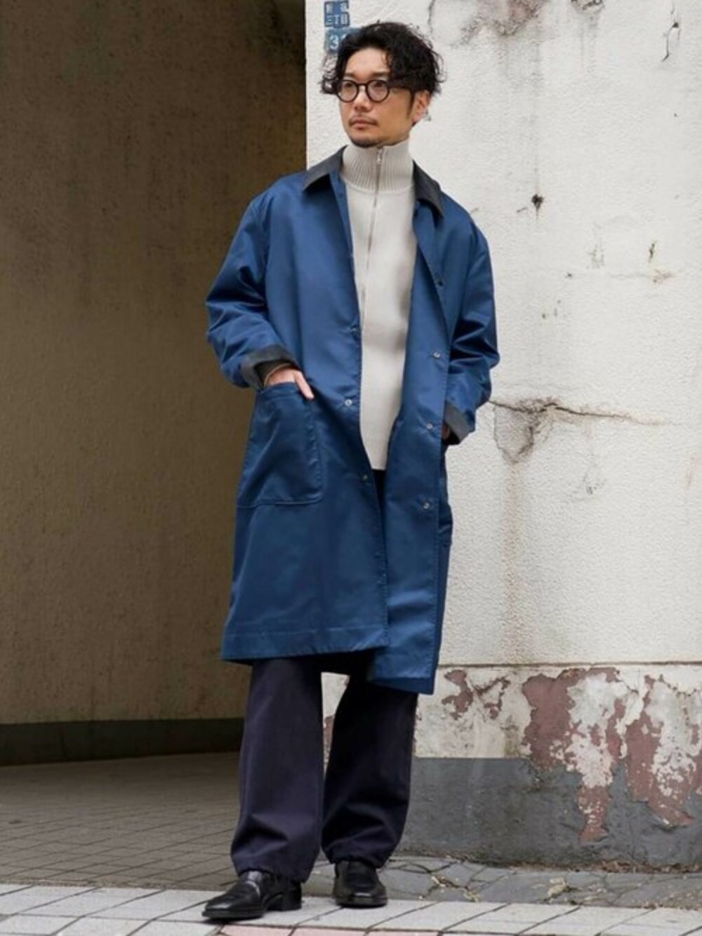 ブルー系のその他アウター、グレー系のニット/セーター、ブルー系のその他パンツを着用したメンズの冬コーディネートの1枚目の写真