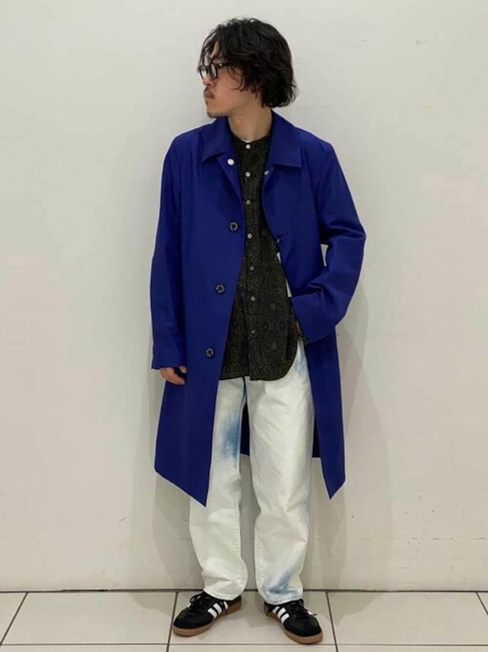 ブルー系のステンカラーコート、ブルー系のシャツ/ブラウス、ホワイト系のデニムパンツを着用したメンズの冬コーディネートの1枚目の写真