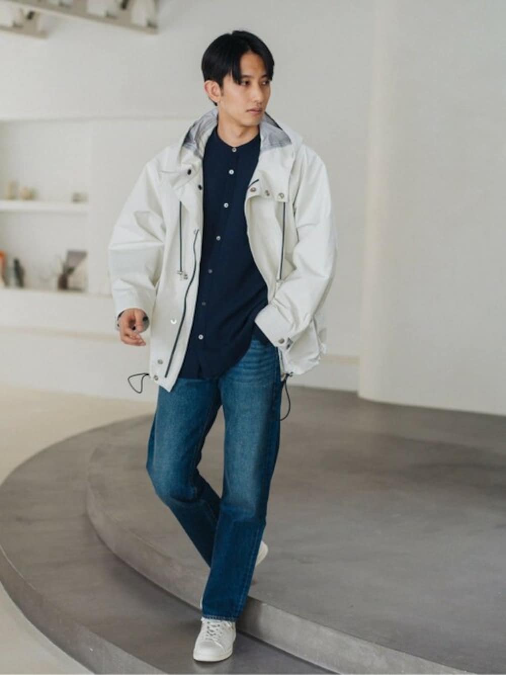 ホワイト系のその他アウター、ブルー系のデニムパンツ、ホワイト系のスニーカーを着用したメンズの冬コーディネートの1枚目の写真