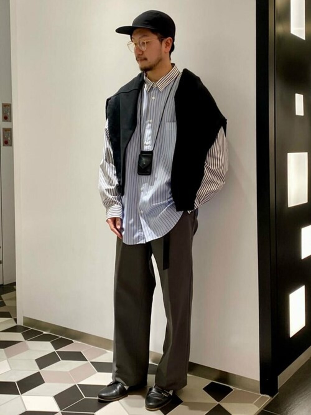 ブルー系のシャツ/ブラウス、ブルー系のスウェットを着用したメンズの冬コーディネートの1枚目の写真