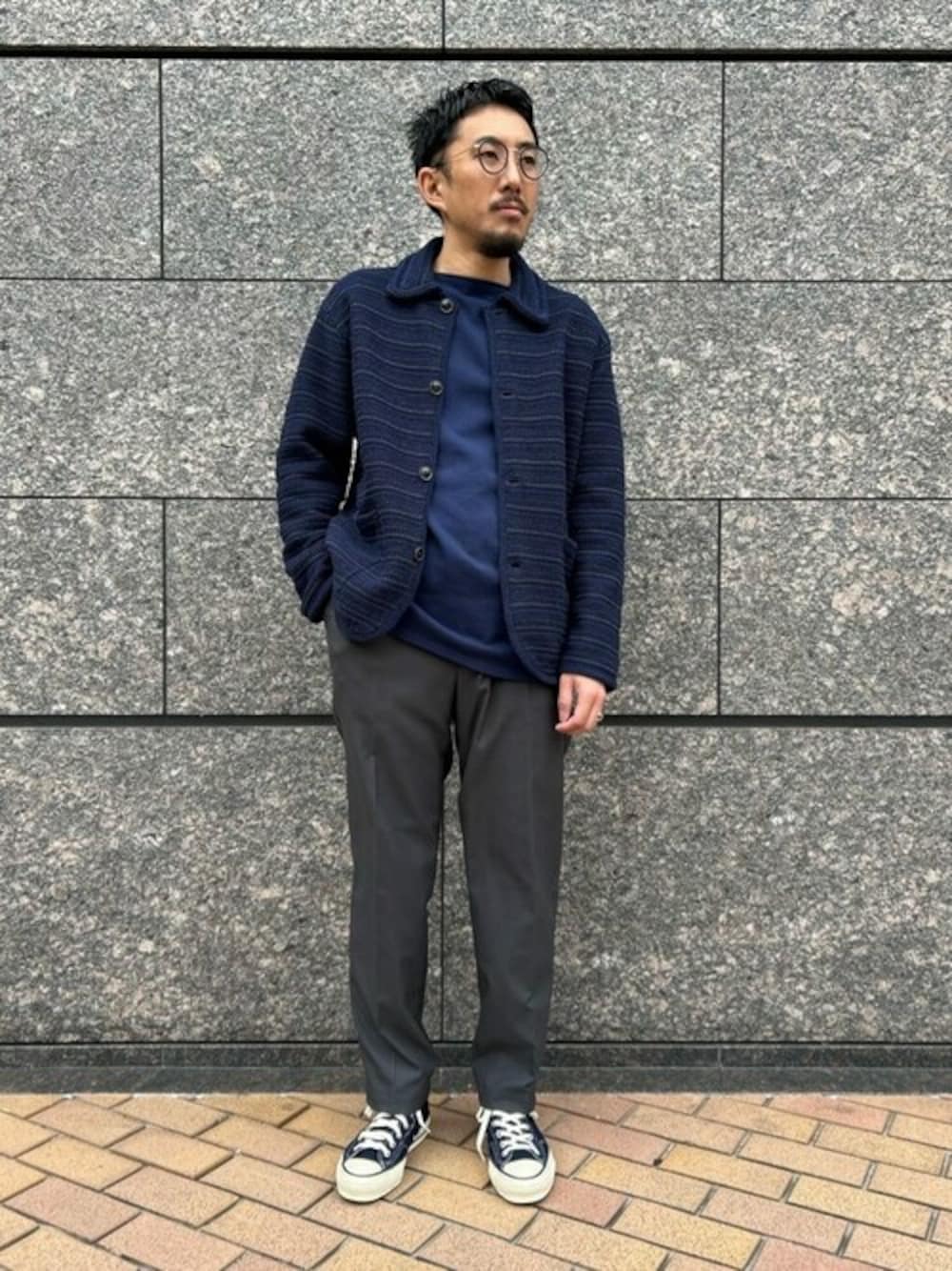 ブルー系のその他トップス、グレー系のスラックス、ブルー系のスニーカーを着用したメンズの冬コーディネートの1枚目の写真